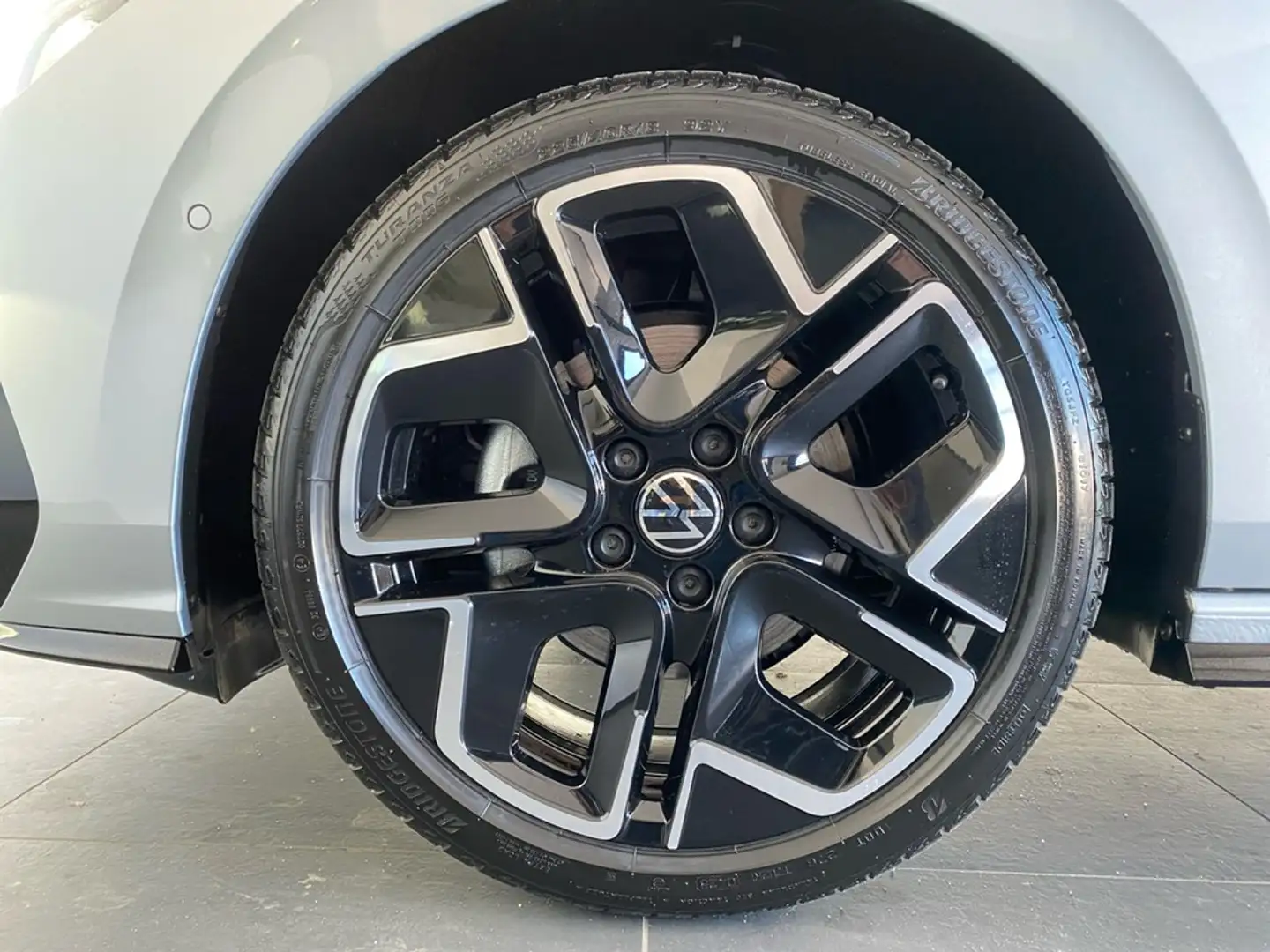 Volkswagen Golf 1.5 eTSI DSG R-Line AHK+PANO+HUD+IQ.LIGHT+KAMERA Silber - 2