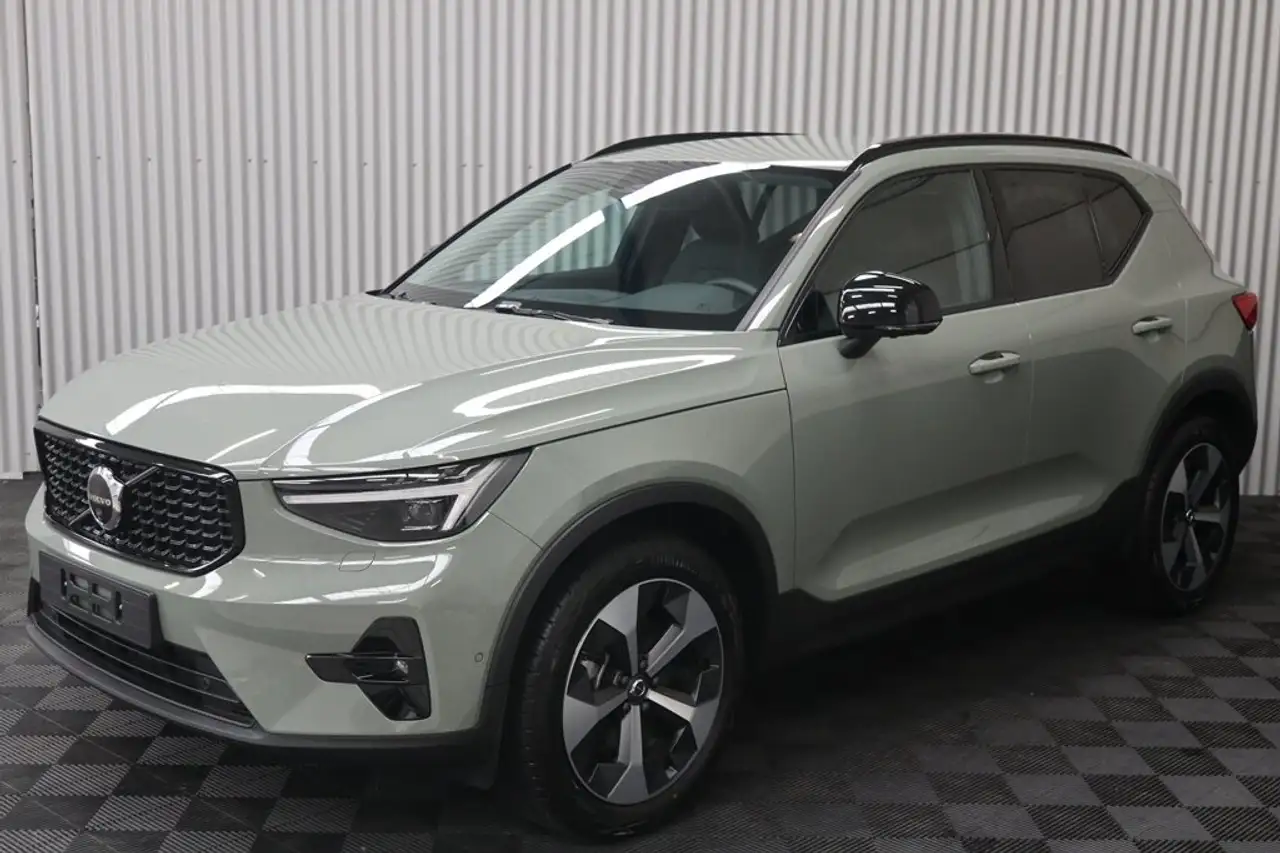 Volvo XC40 B3 Mild Hybrid Plus Dark Leder Adaptieve cruise Control BLIS Camera 360 Memory