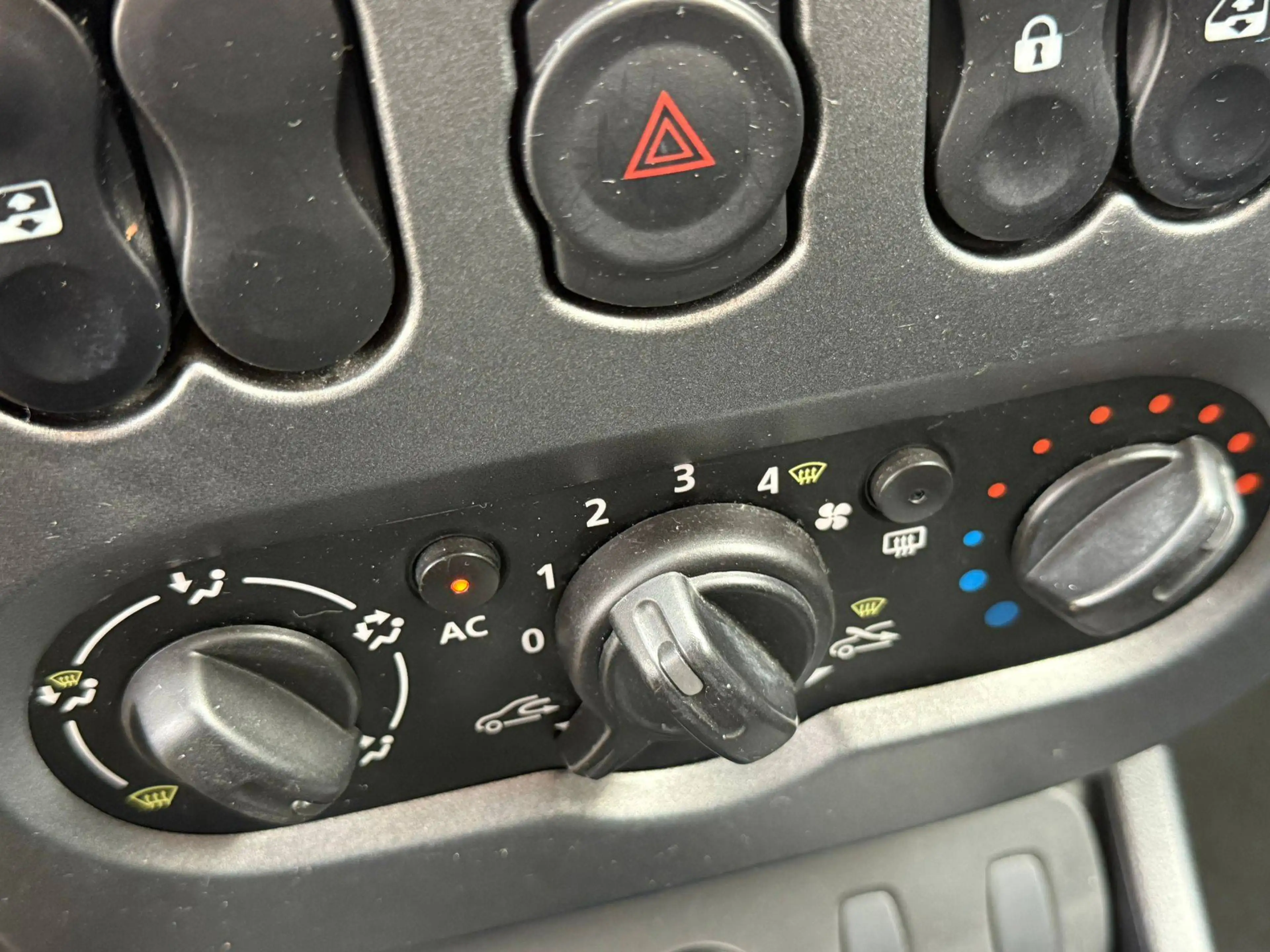 Dacia Duster Basis 4x2 Klimaanlage — photo 11