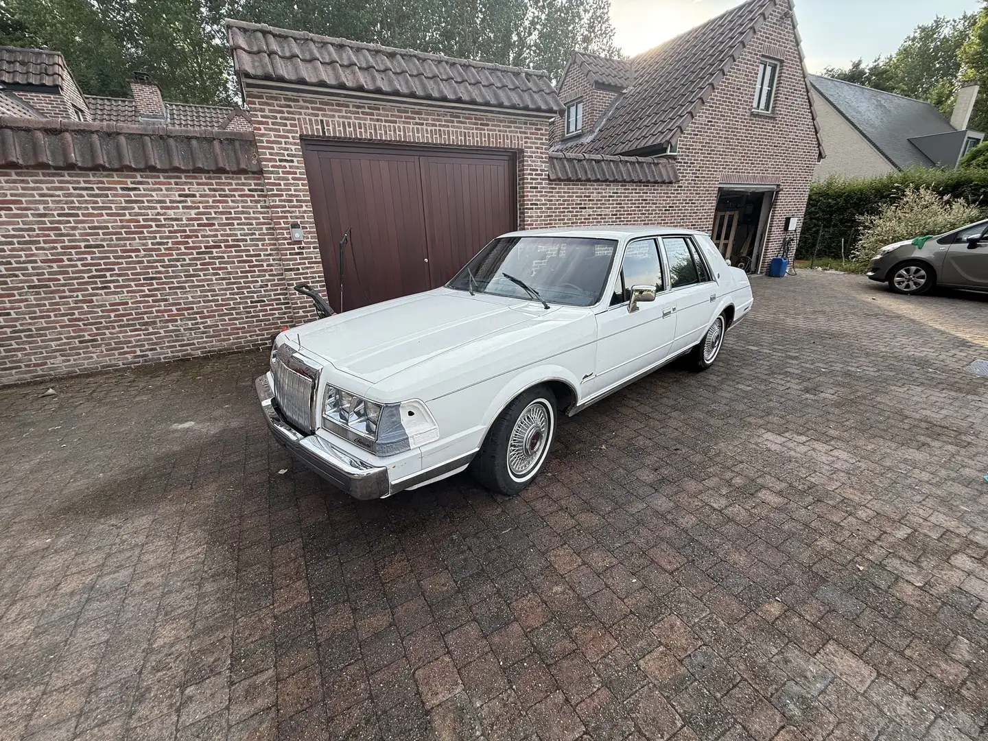 Lincoln Continental v8, 5 liter - 1