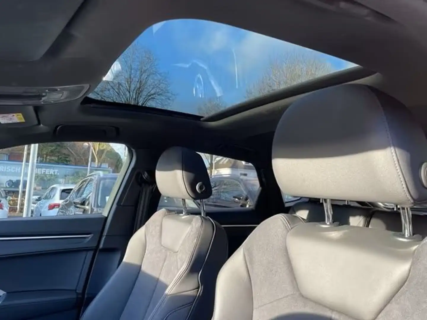 Audi Q3 Q3 Sportback 35 tfsi S line Zwart - 1