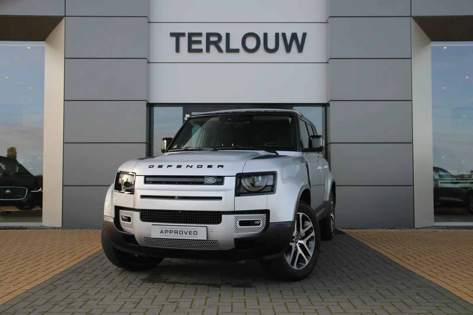 Land Rover Defender 3.0 P400 110 SE | 6 cilinder Grijs - 1