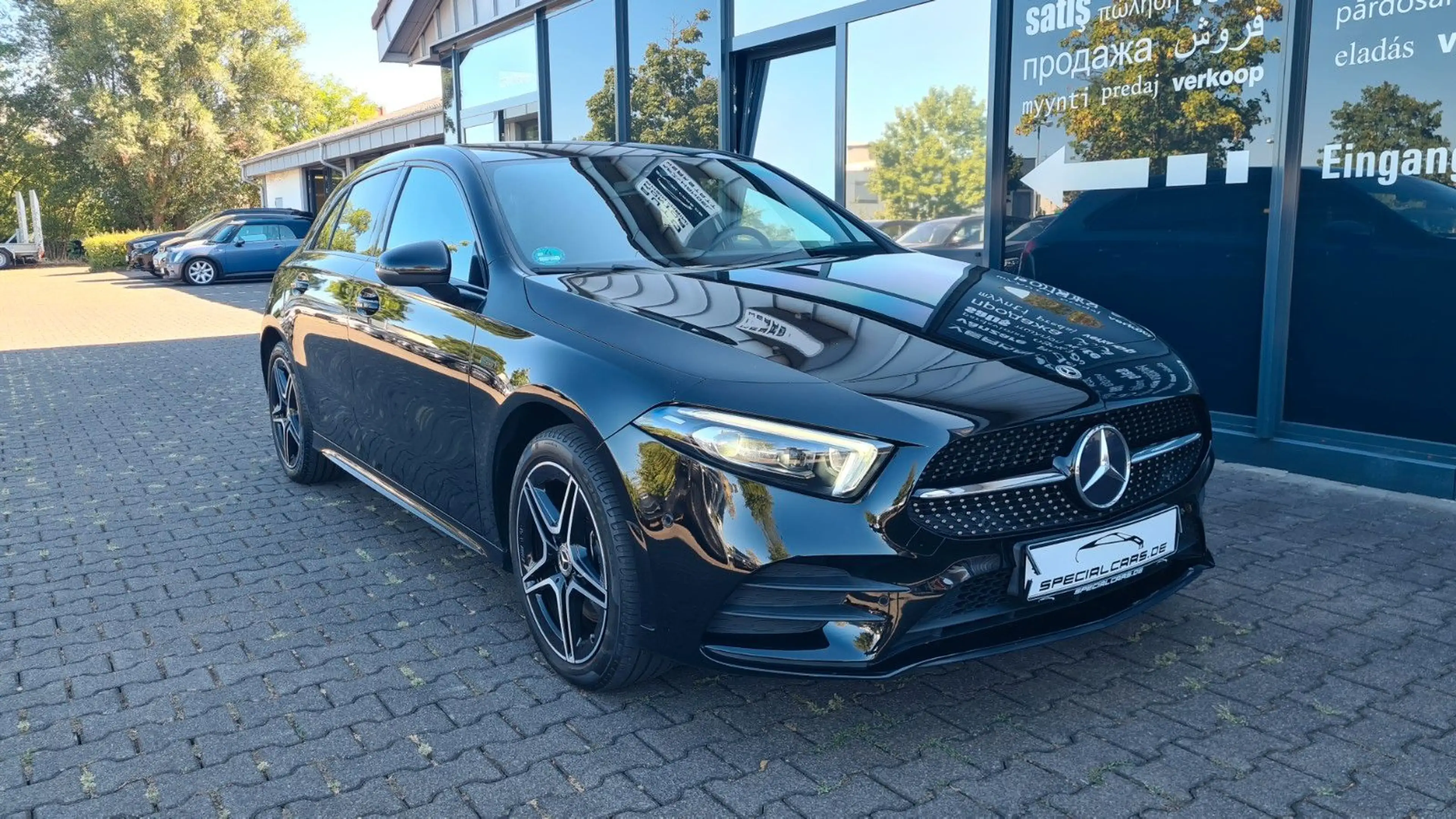 Mercedes-Benz A 250 e AMG LINE - WIDE - NIGHT - AMBIENTE -