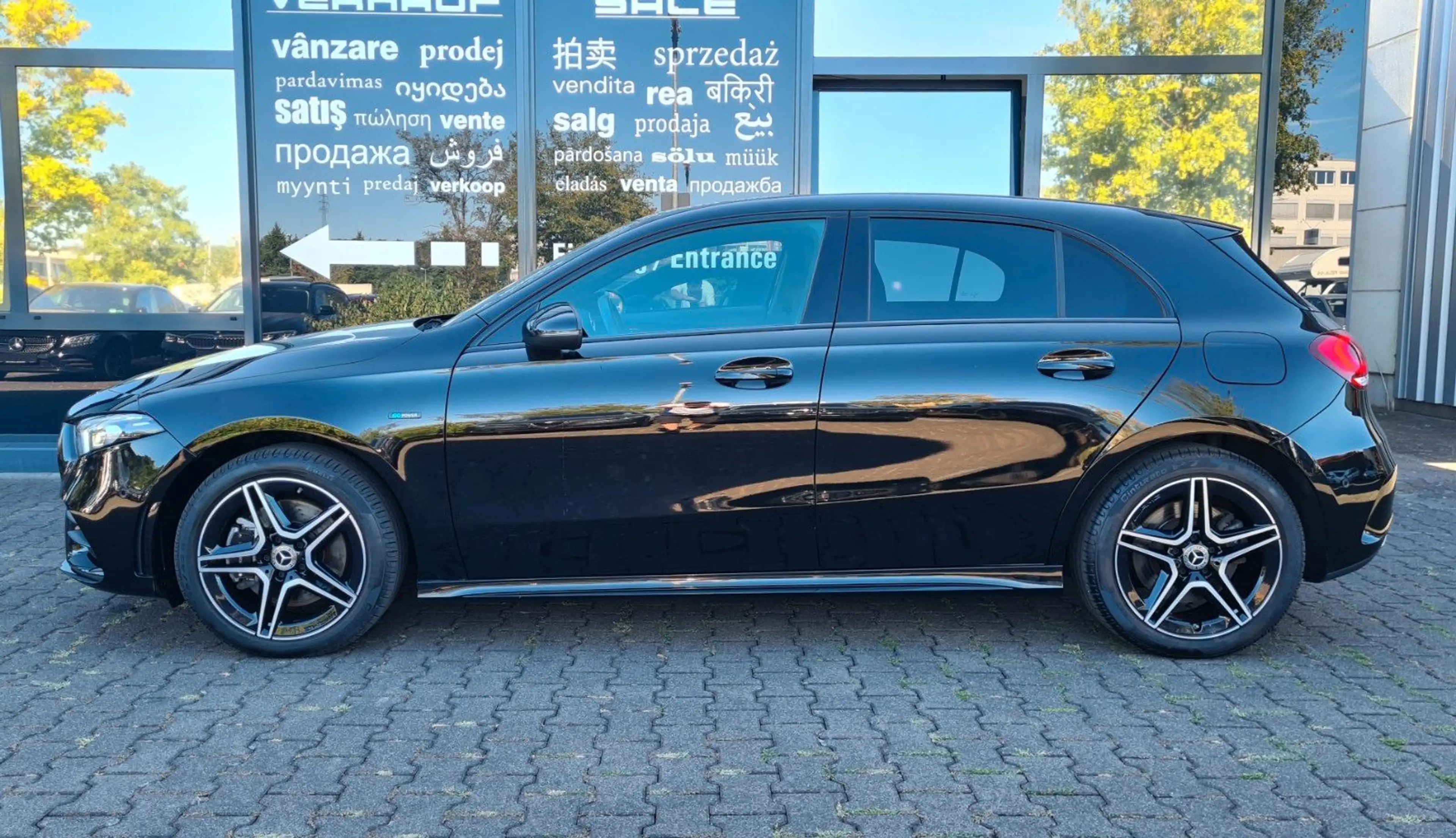 Mercedes-Benz A 250 e AMG LINE - WIDE - NIGHT - AMBIENTE - — photo 4