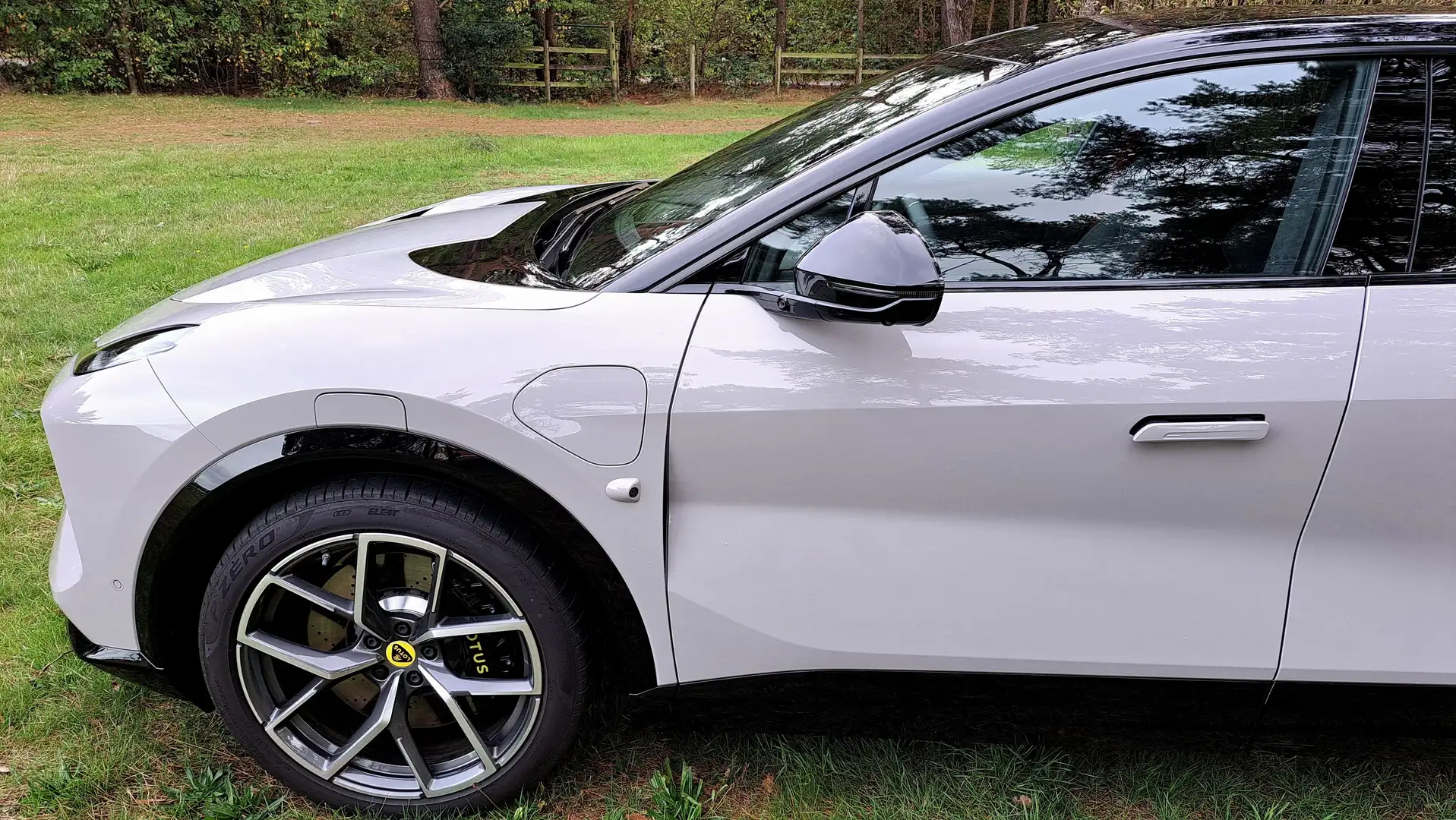 Lotus Eletre PANODAK KAIMU/GREY 22" VELG I JASP. LEDER ROOD/ZW Gris - 1