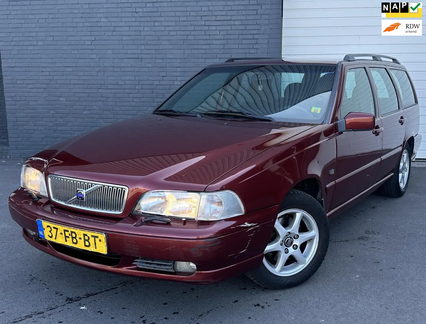 Volvo V70 2.4 Polar Bi-Fuel AIRCO/STOELVERWARMING/LMV/ORGNL Červená - 1