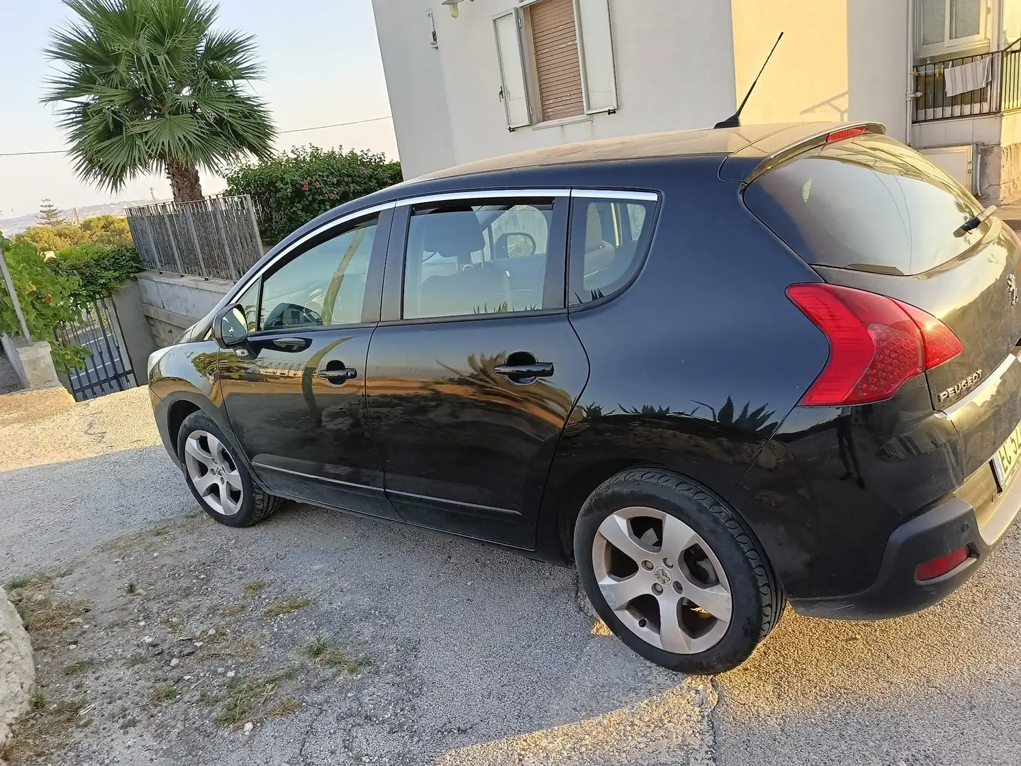 Peugeot 3008 1.6 HDi 110CV cambio robotizzato Business (80kw) Nero - 2