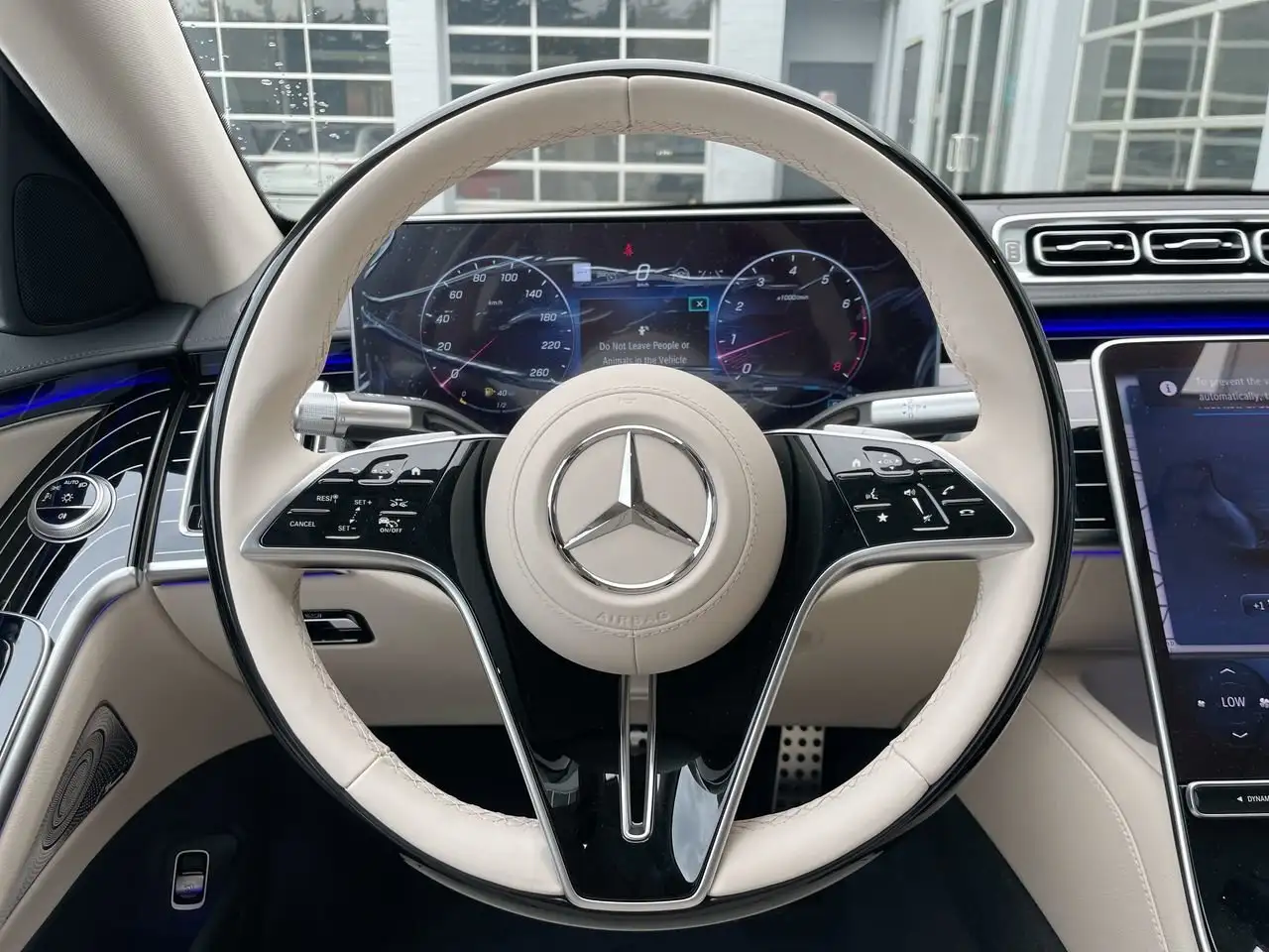 Mercedes-Benz S-Class снимка Mercedes-Benz S-Class