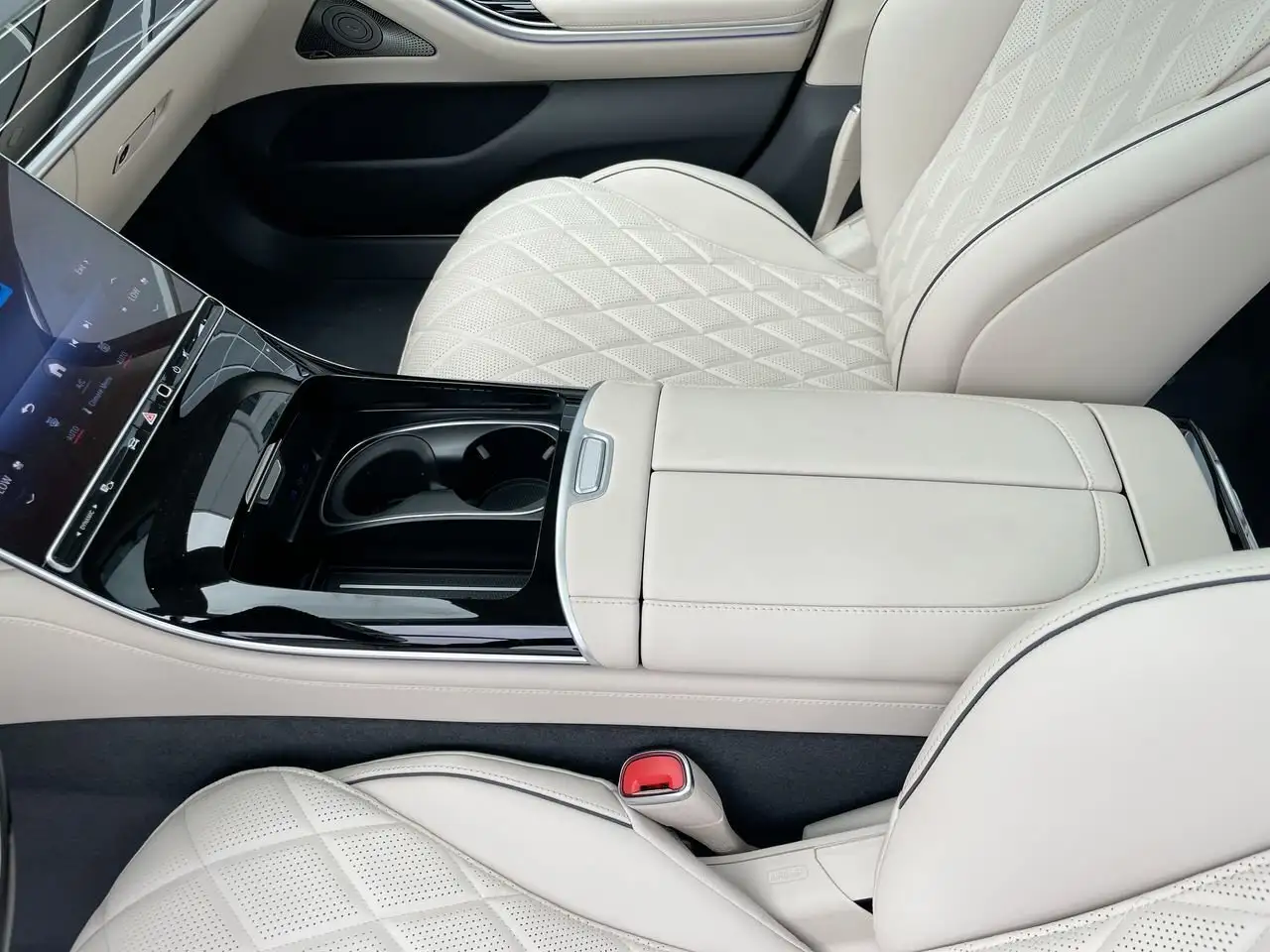 Mercedes-Benz S-Class снимка Mercedes-Benz S-Class