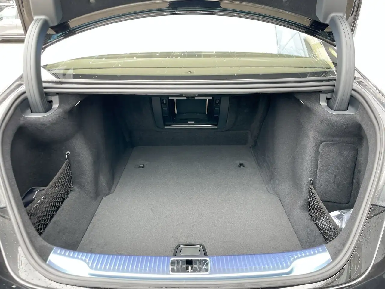 Mercedes-Benz S-Class снимка Mercedes-Benz S-Class