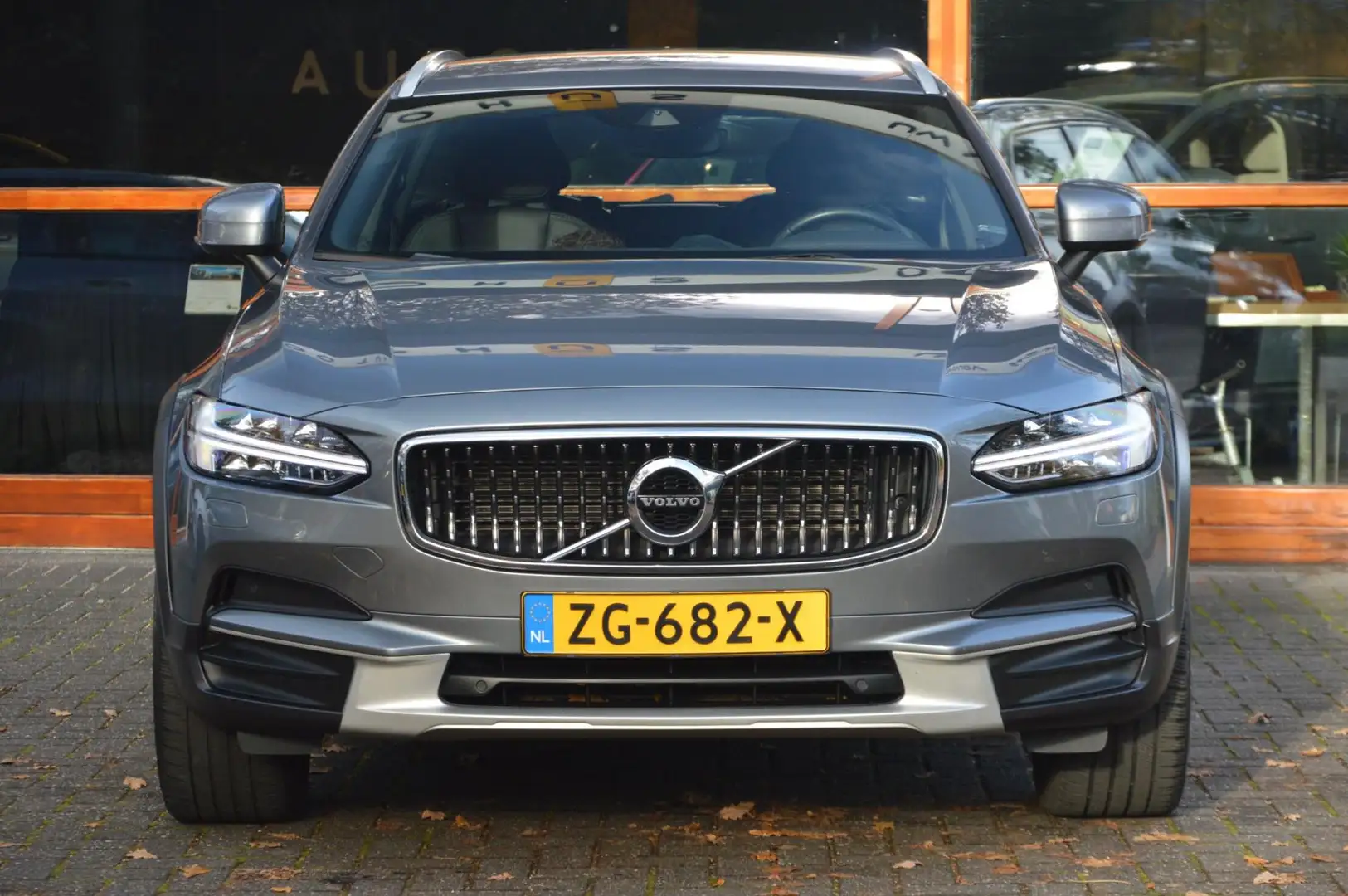 Volvo V90 Cross Country D4 AWD Polestar Engineerd | Adaptive Cruise | Trek Grijs - 2