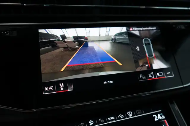 Audi Q8 view 14