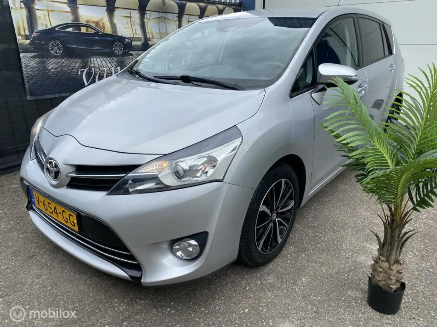 Toyota Verso 1.6 D-4D Dynamic  AIRCO NAVI CRUISE GRIJS KENTEKEN srebrna - 1