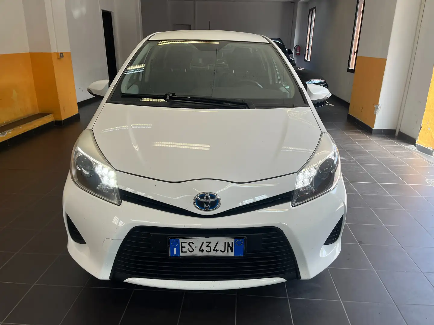 Toyota Yaris Yaris 5p 1.5h Lounge Bianco - 2
