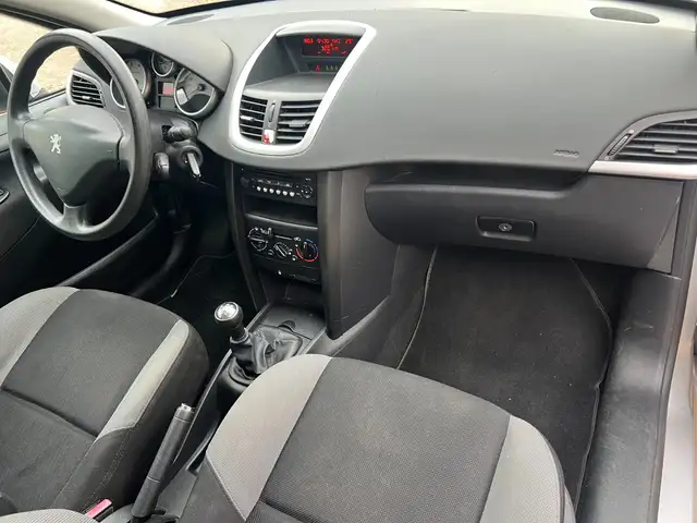 Peugeot 207 view 3