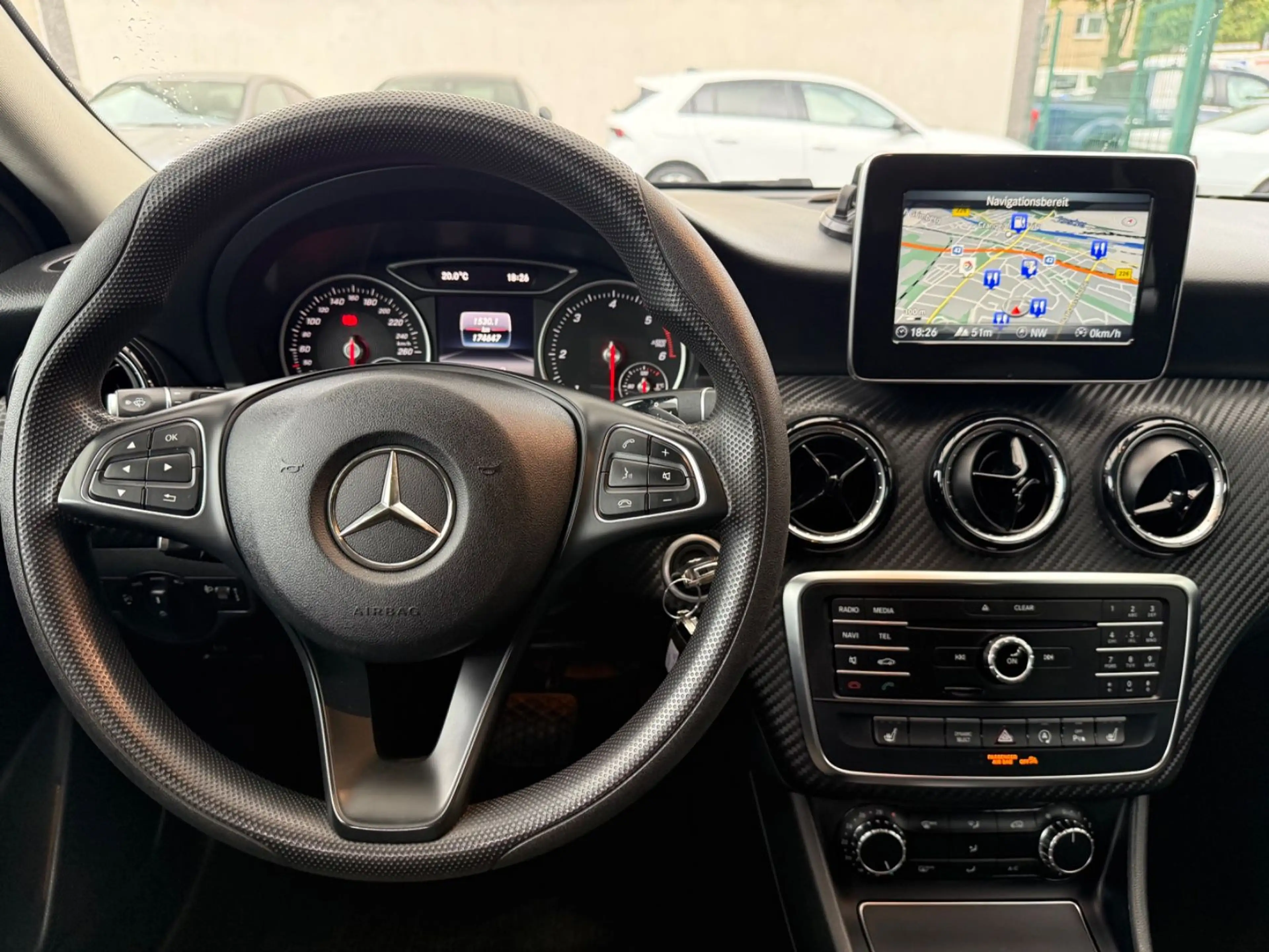 Mercedes-Benz GLA 200 d*NAVI*SHZ*PDC*2.HAND — photo 14