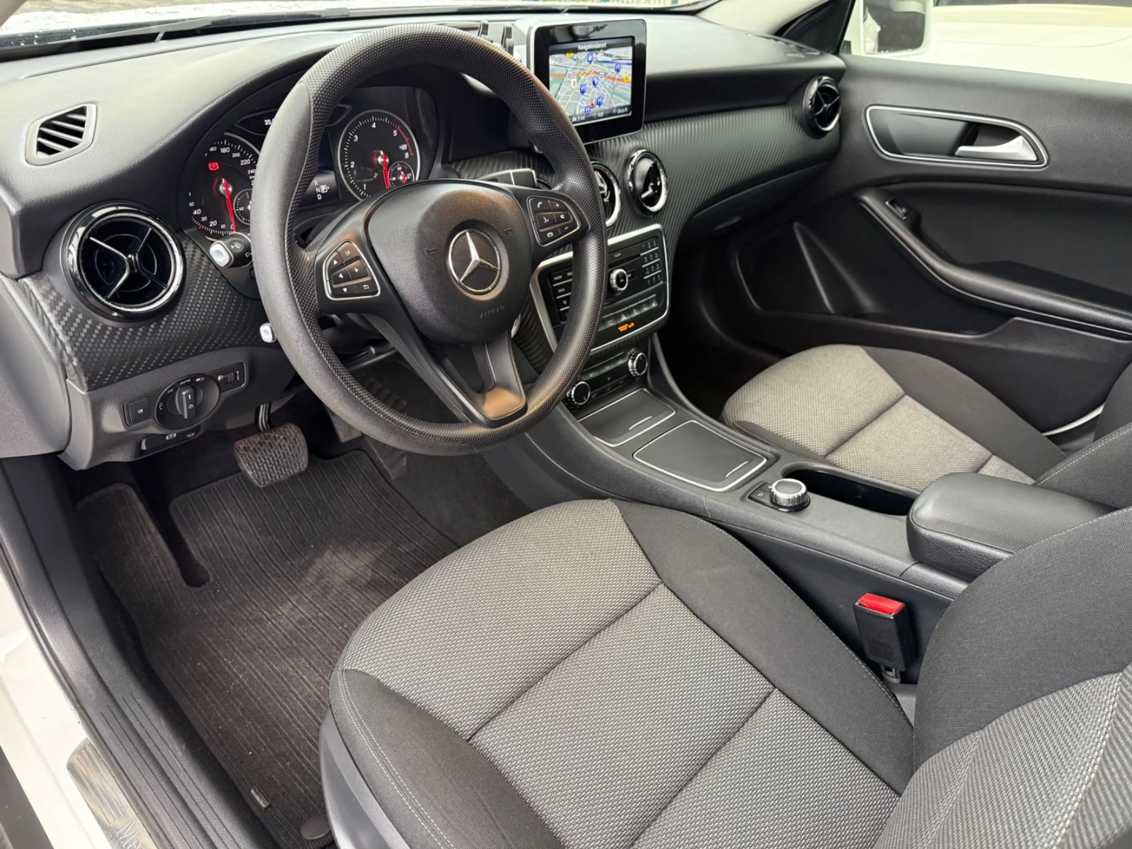 Mercedes-Benz GLA 200 d*NAVI*SHZ*PDC*2.HAND — photo 10