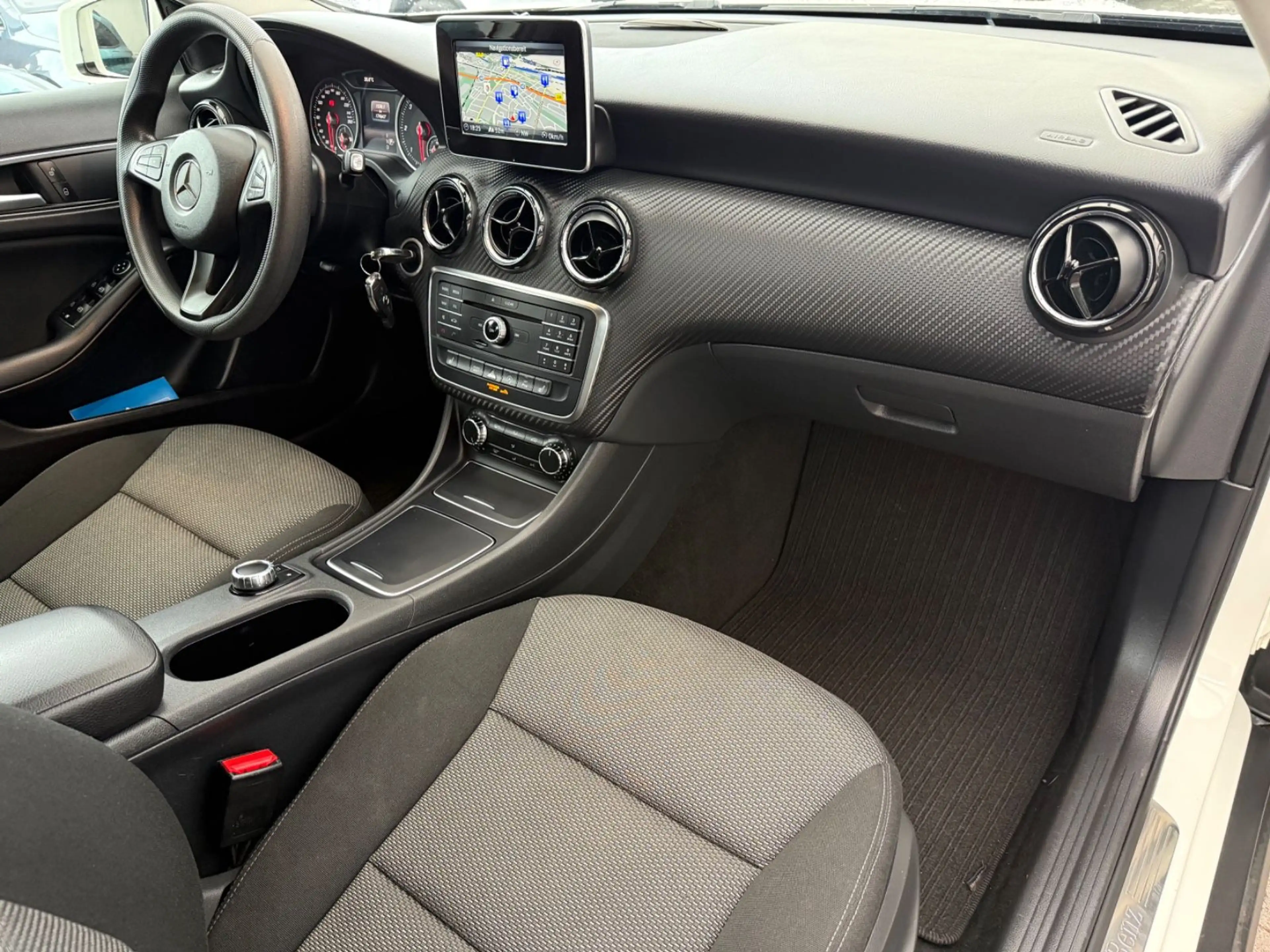Mercedes-Benz GLA 200 d*NAVI*SHZ*PDC*2.HAND — photo 8