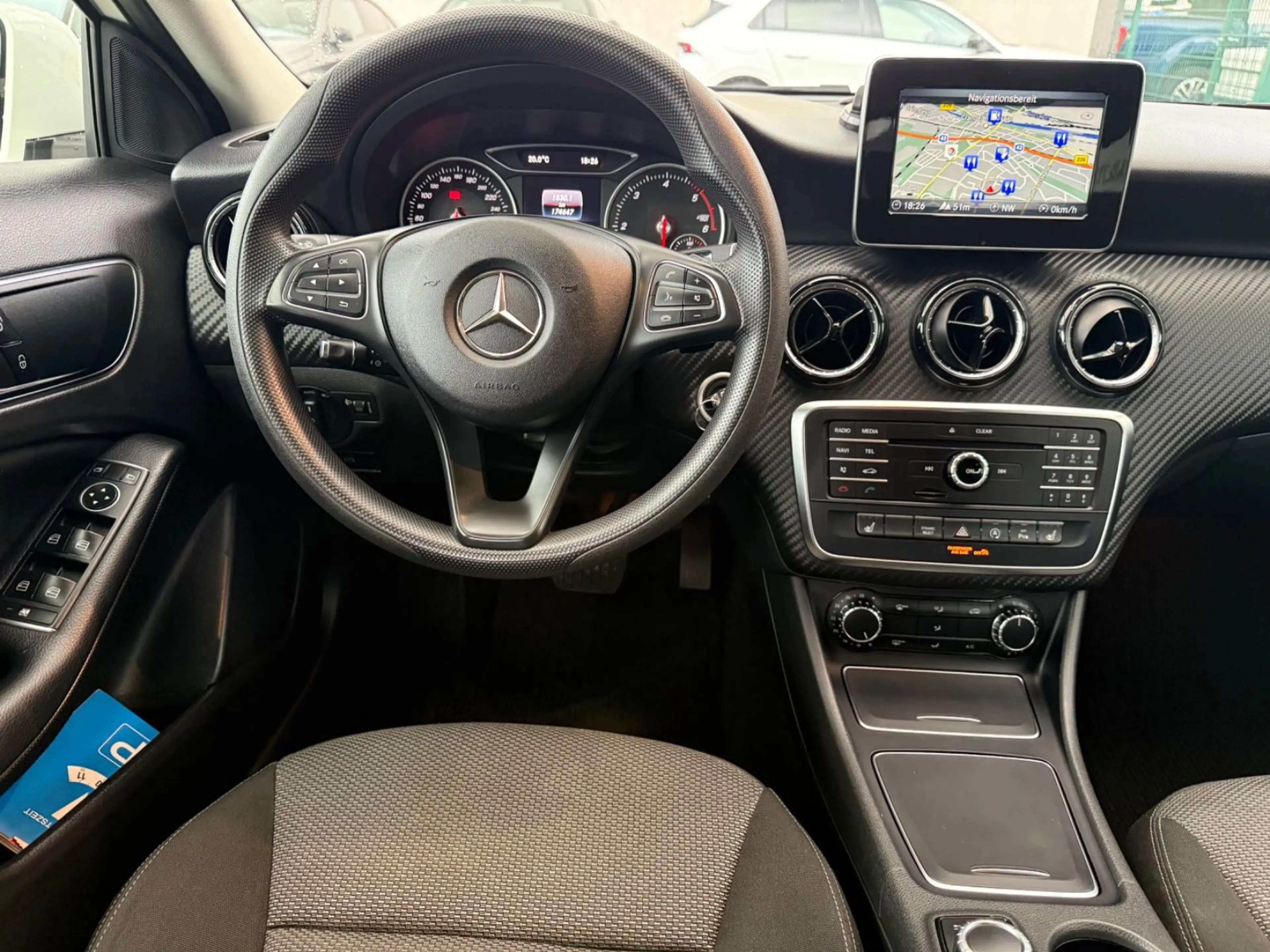 Mercedes-Benz GLA 200 d*NAVI*SHZ*PDC*2.HAND — photo 13