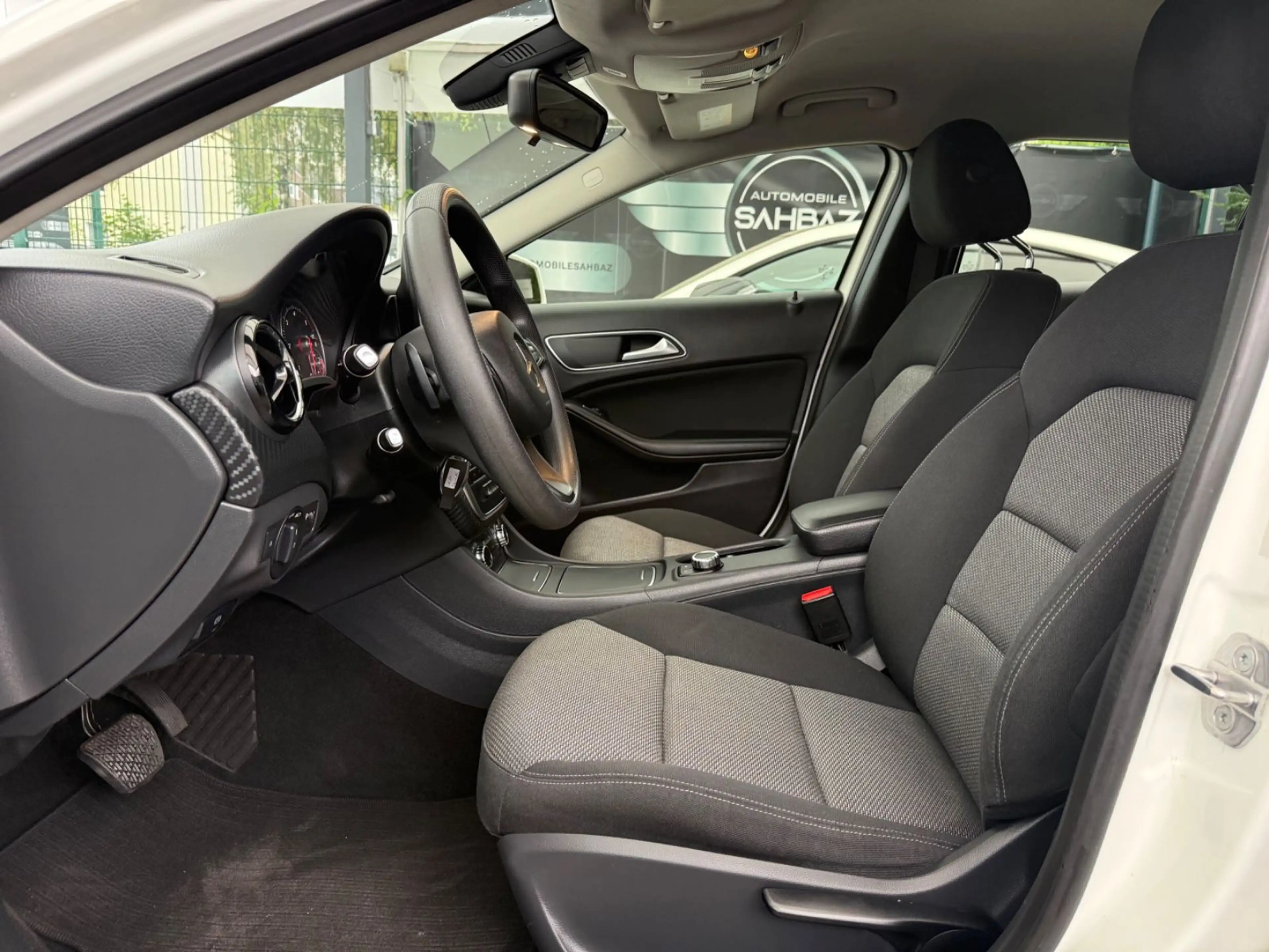 Mercedes-Benz GLA 200 d*NAVI*SHZ*PDC*2.HAND — photo 9