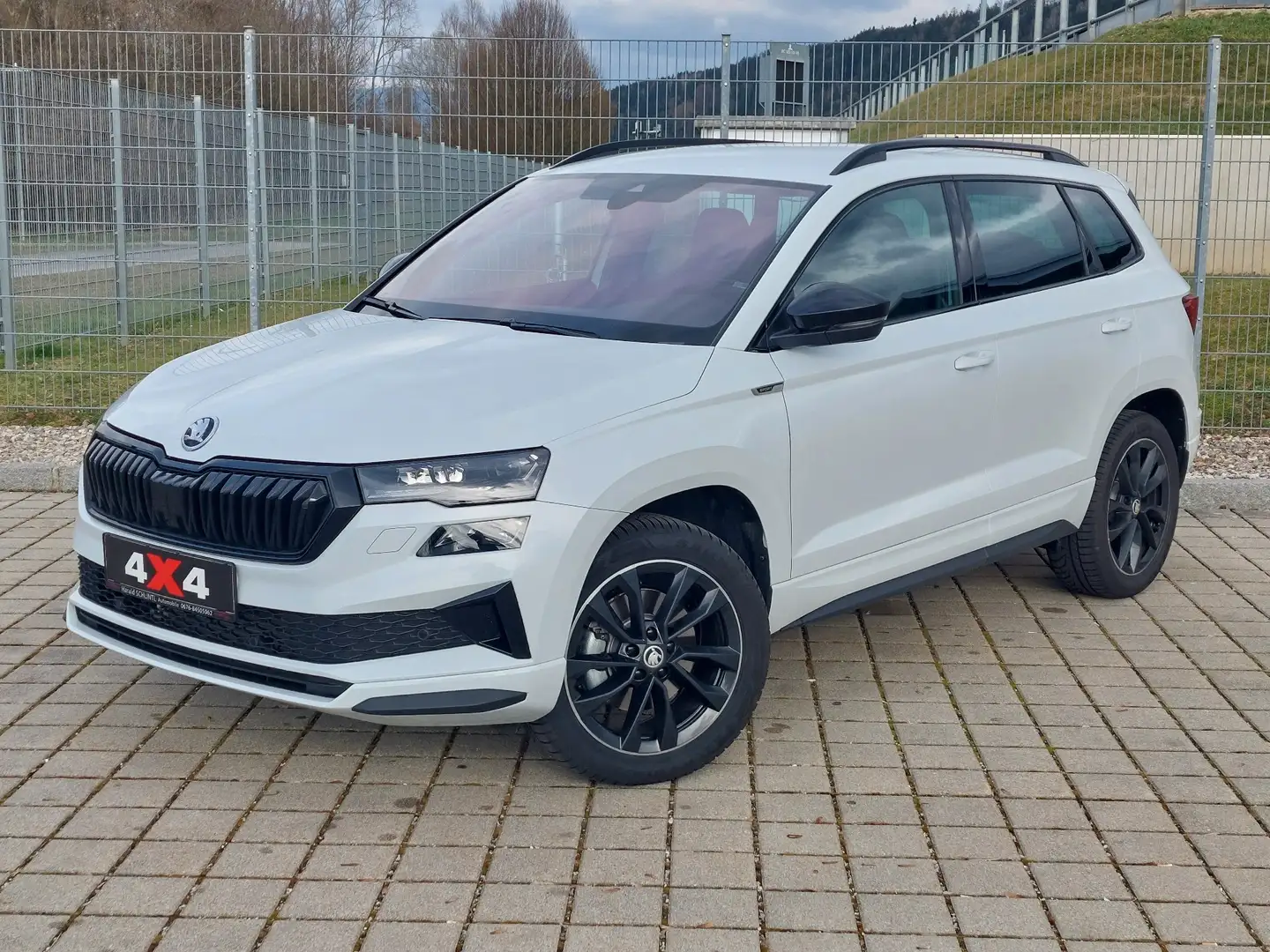 Skoda Karoq Sportline 2,0 TDI 4x4 DSG Weiß - 1
