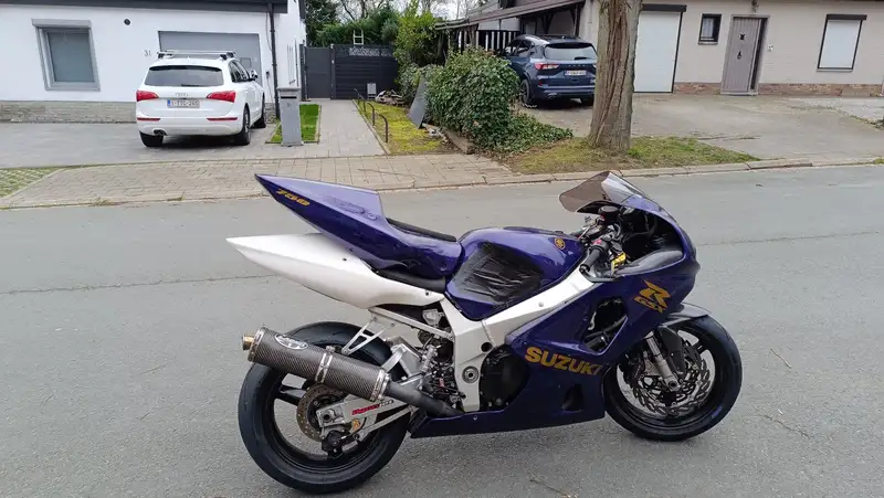 Suzuki GSX-R 750 - foto 5