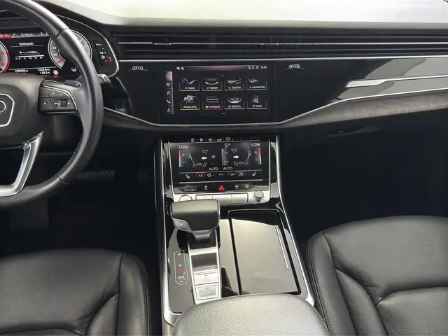Audi Q8 view 10