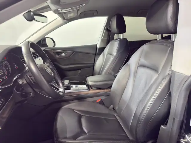 Audi Q8 view 14