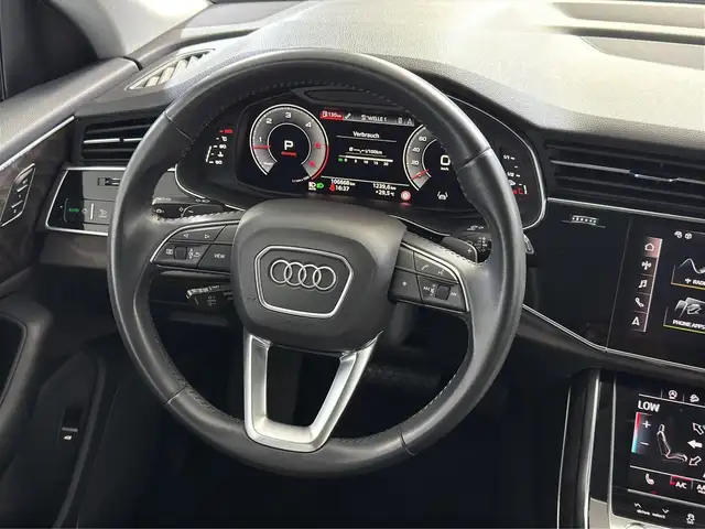 Audi Q8 view 8