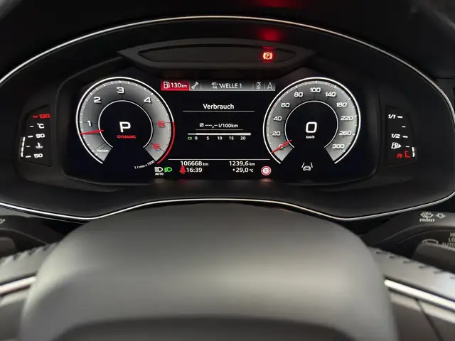 Audi Q8 view 9