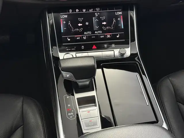 Audi Q8 view 12