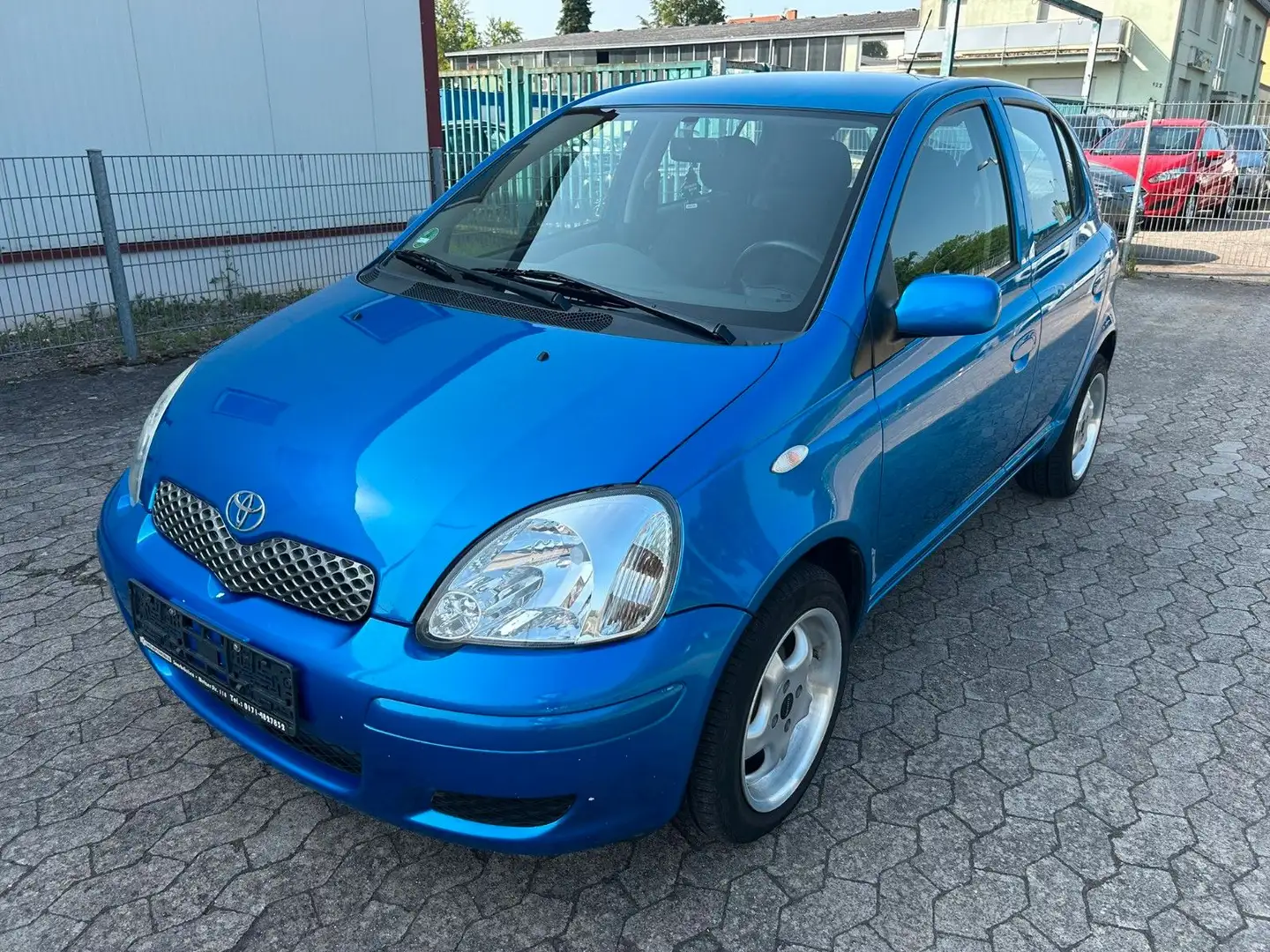 Toyota Yaris 1.0 Sol 8-fach Bereifung Bleu - 1