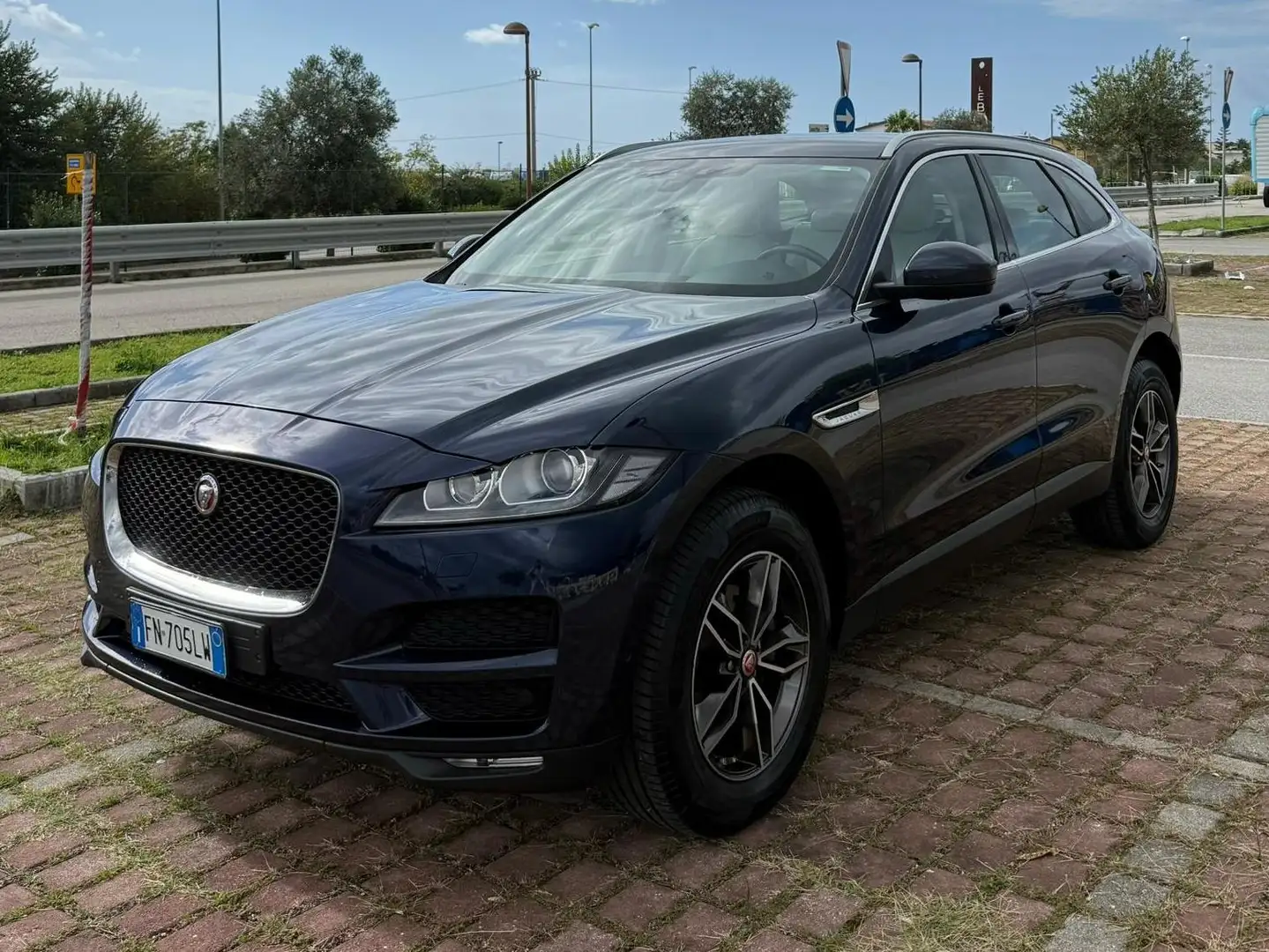 Jaguar F-Pace 2.0d i4 Pure awd 180cv Bleu - 1