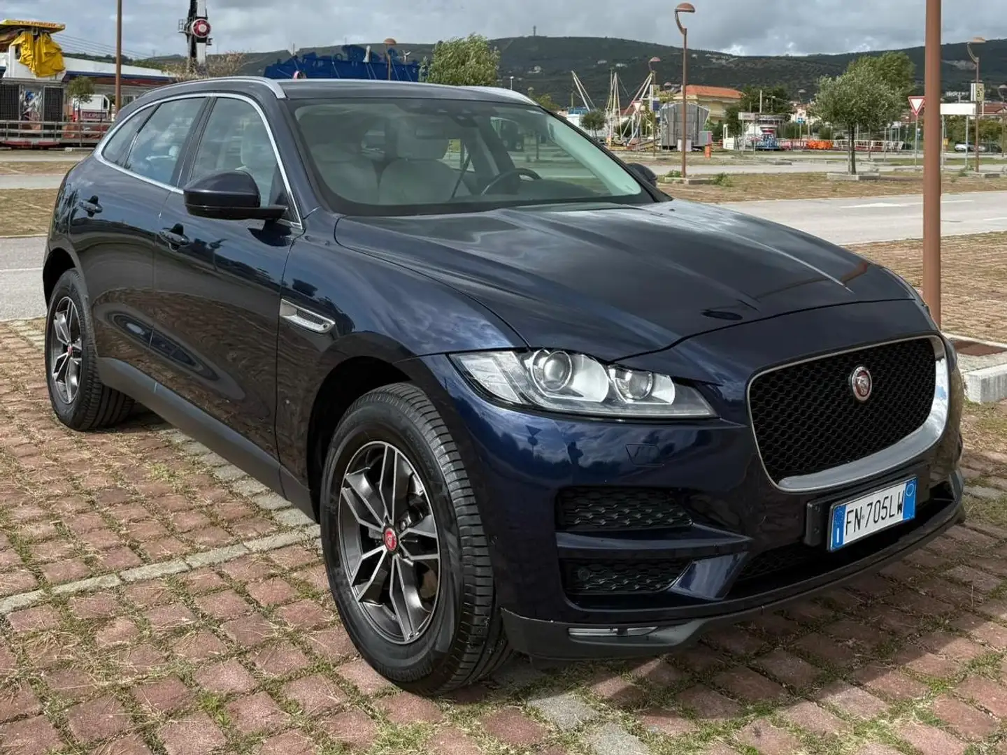 Jaguar F-Pace 2.0d i4 Pure awd 180cv Bleu - 2