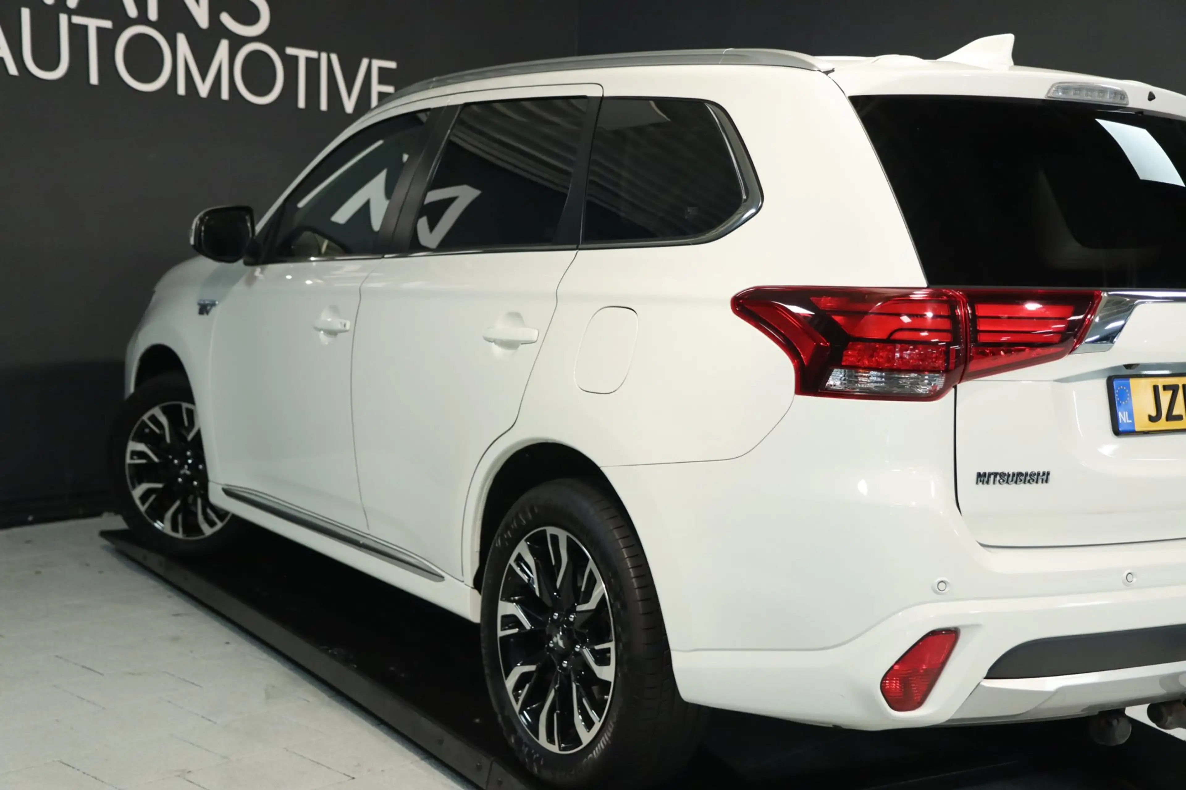Mitsubishi Outlander 2.0 PHEV Premium / PANO / 360 / KEYLESS / STUUR+ST — photo 3