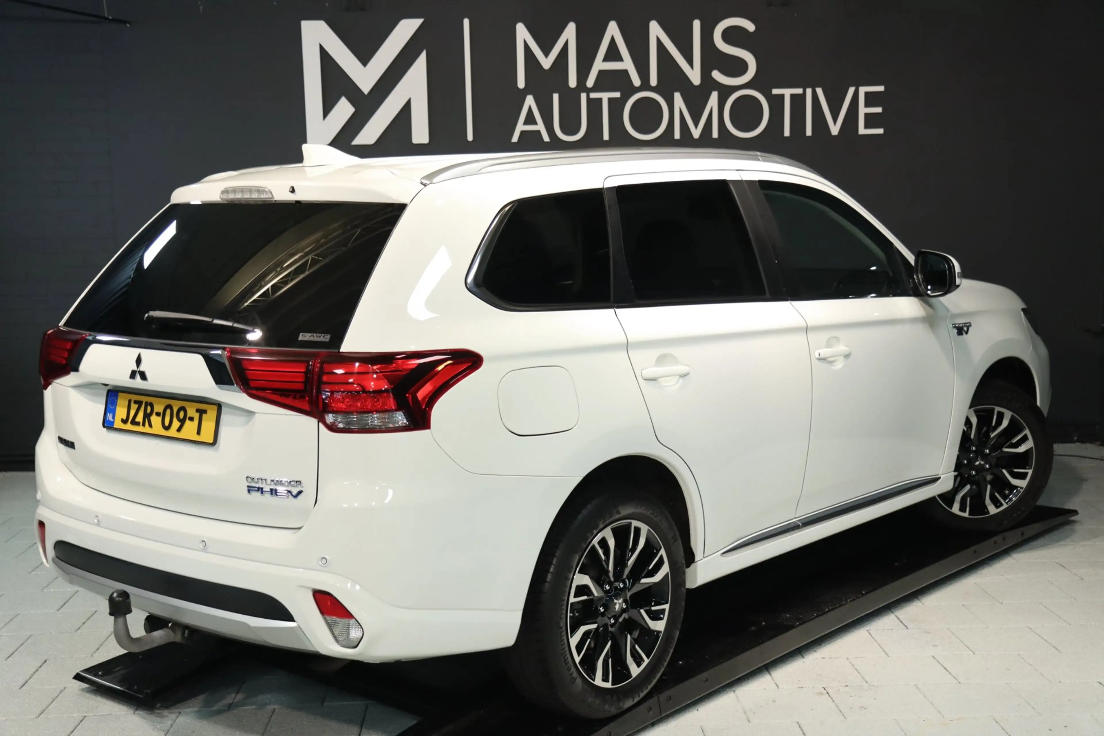 Mitsubishi Outlander 2.0 PHEV Premium / PANO / 360 / KEYLESS / STUUR+ST — photo 4