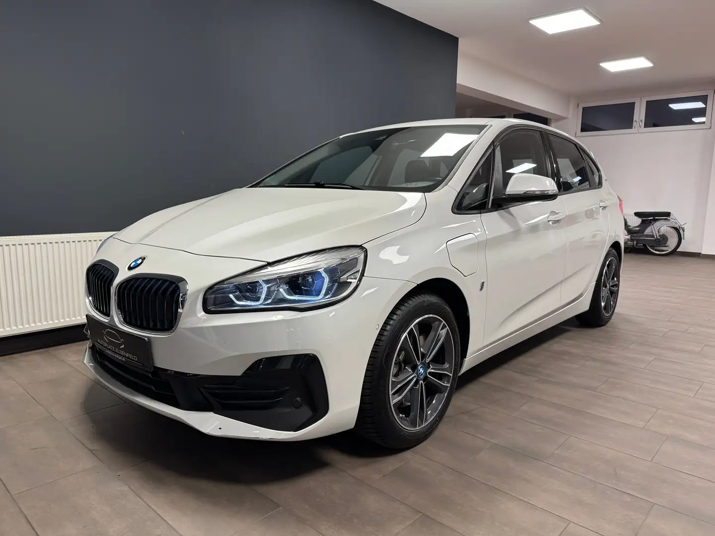 BMW 225 225 xe Sport Line/LED/NAVI/PDC/T-LEDER/ALLRAD White - 1