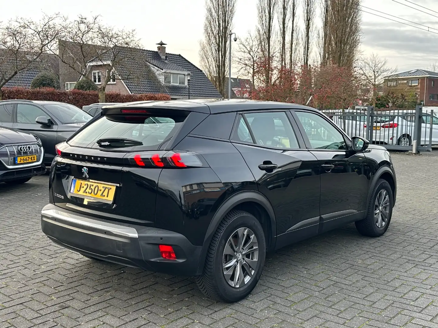 Peugeot e-2008 EV Active 50kWh 3-Fase | SOH 89% | Navi | Carplay Schwarz - 2