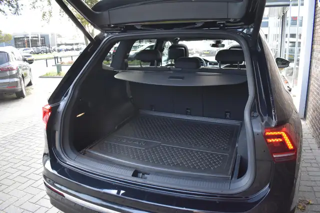 Volkswagen Tiguan Allspace view 7