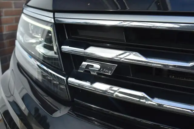 Volkswagen Tiguan Allspace view 9