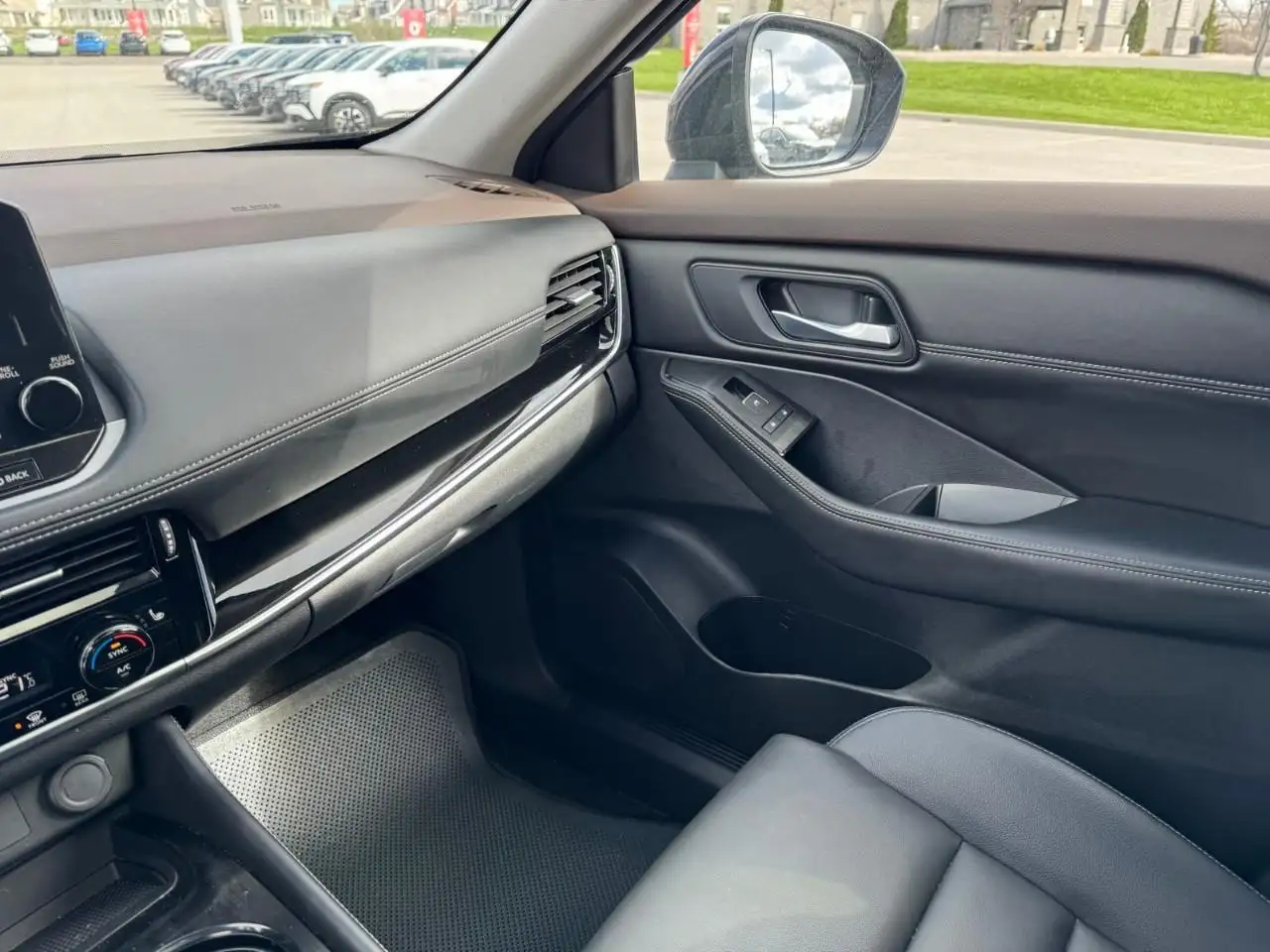 Nissan Rogue снимка Nissan Rogue