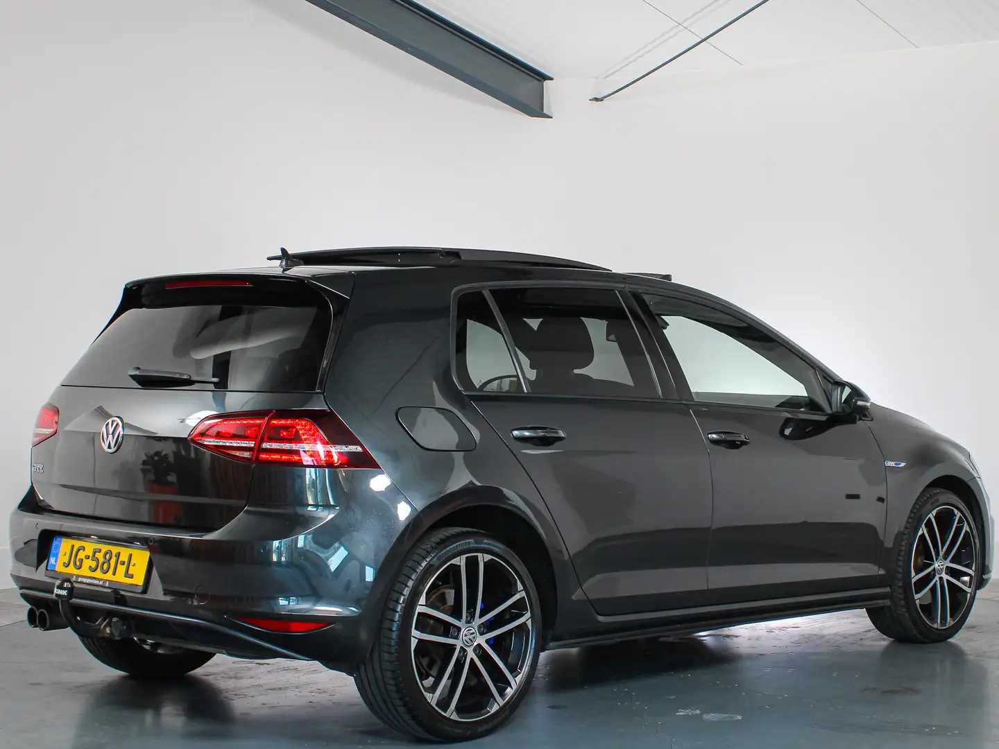 Volkswagen Golf GTE 1.4 TSI Panoramadak, ACC, Bluetooth, Trekhaak Grijs - 2