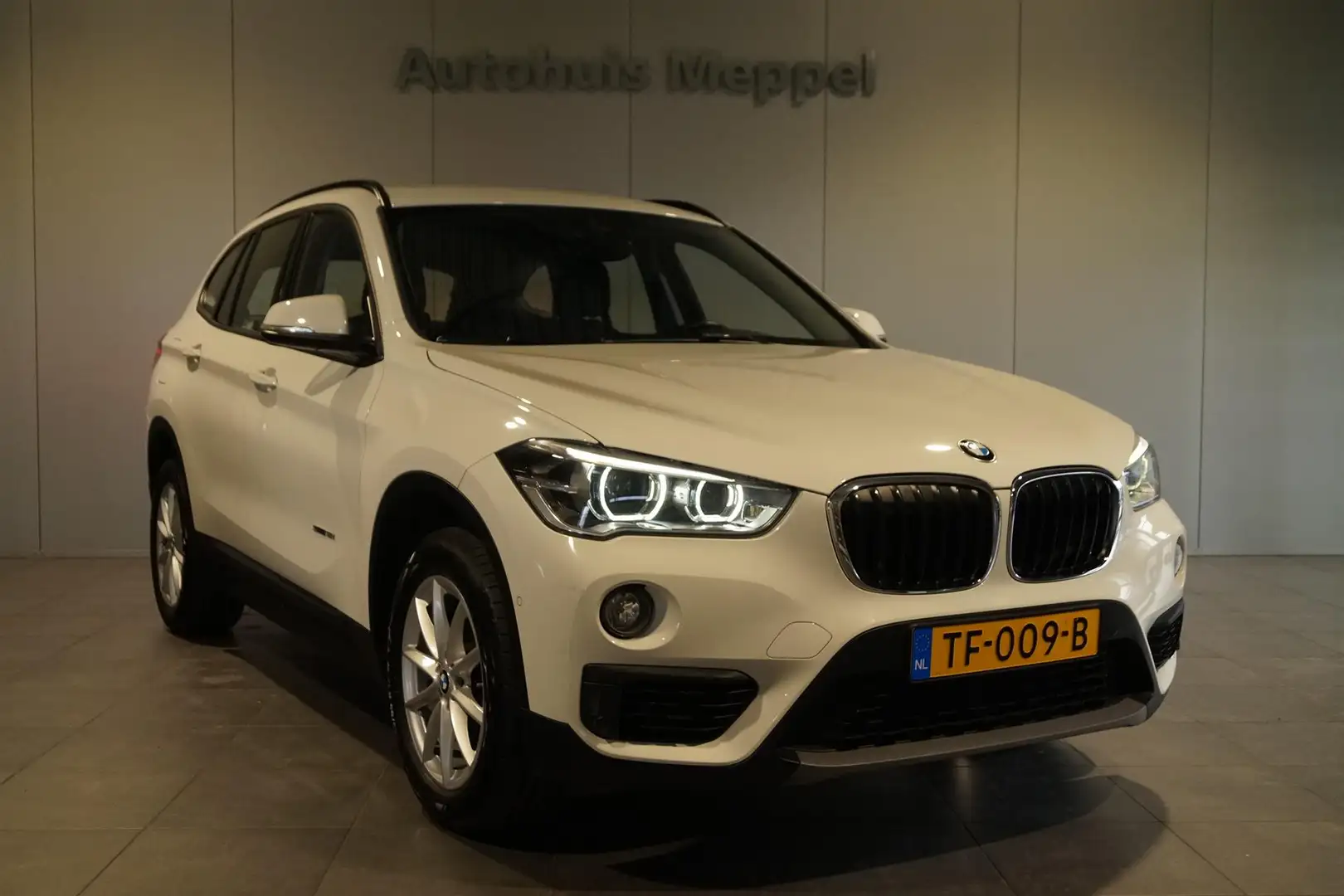 BMW X1 18i Automaat | LED | Navigatie | Performance contr Wit - 1