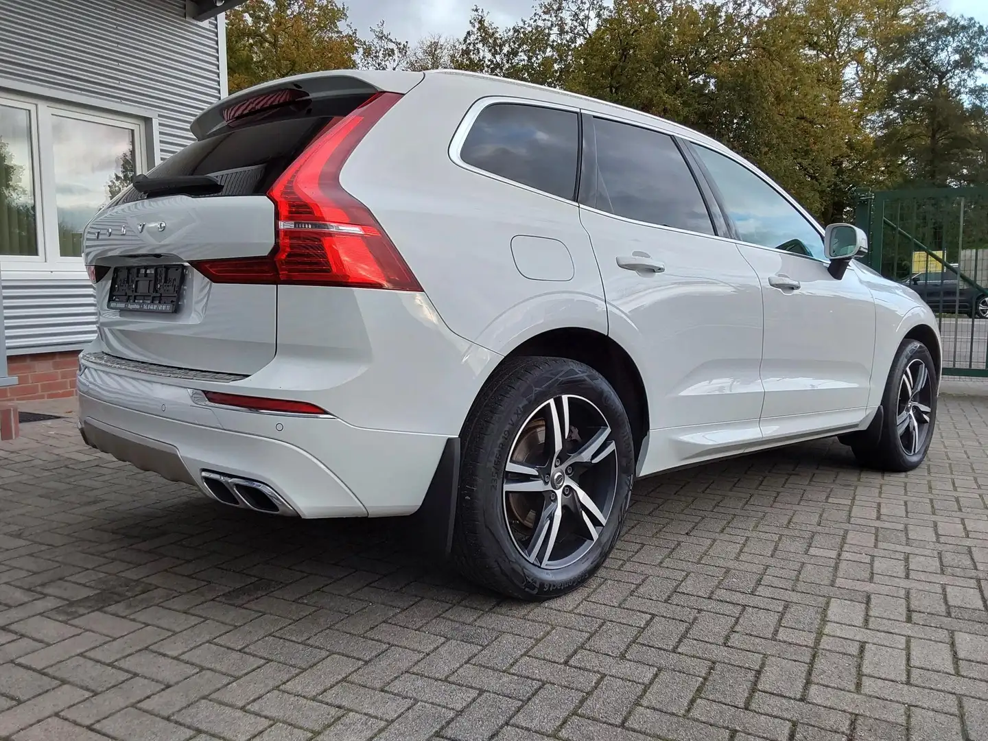Volvo XC60 B4 D AWD Momentum Pro ACC/SHZ/APP/KAM/NAV 145 k... Weiß - 2