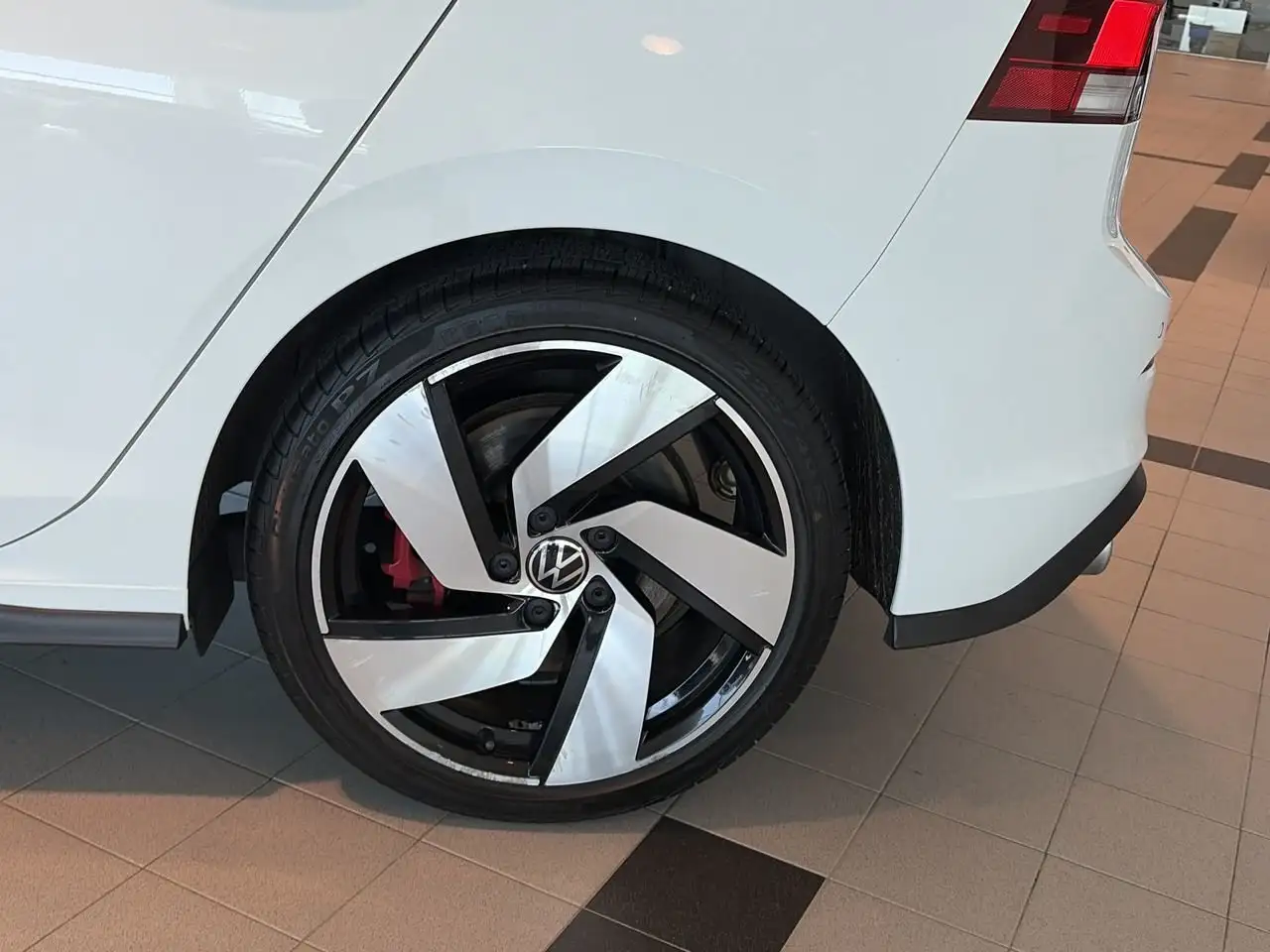 Volkswagen Golf GTI снимка Volkswagen Golf GTI