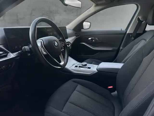 BMW 3 Series view 8