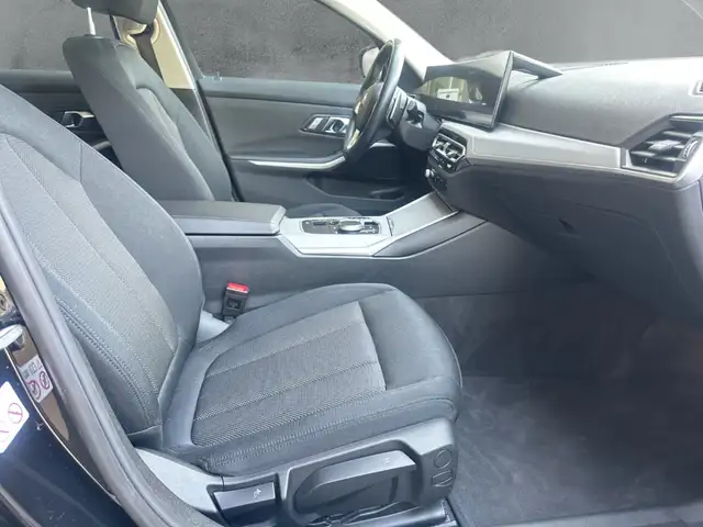 BMW 3 Series view 11