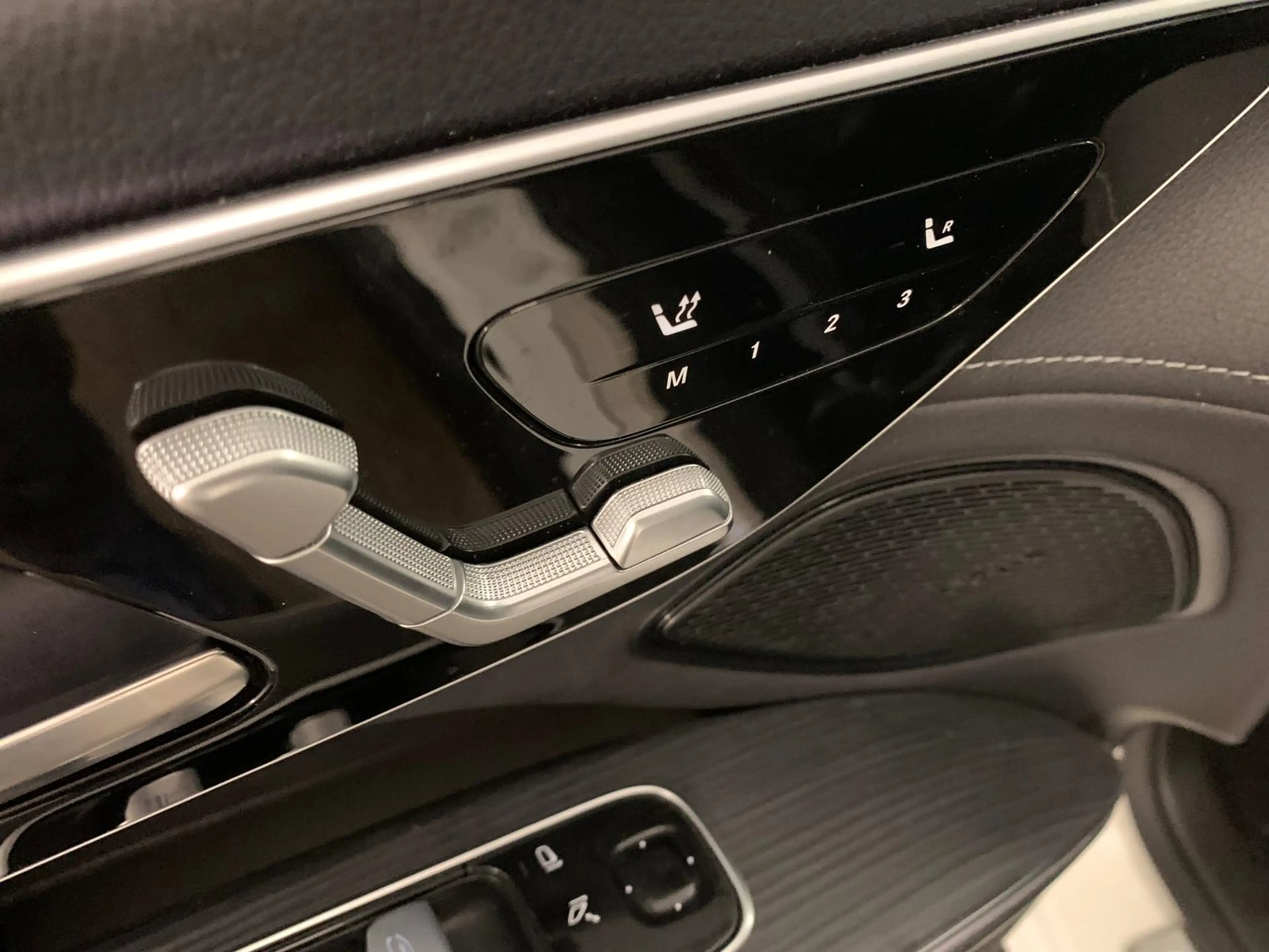 Mercedes-Benz EQS SUV EQS 450+ SUV 7 Si DISTRONIC/PANO/AHK/AIR/21ZOLL — photo 14