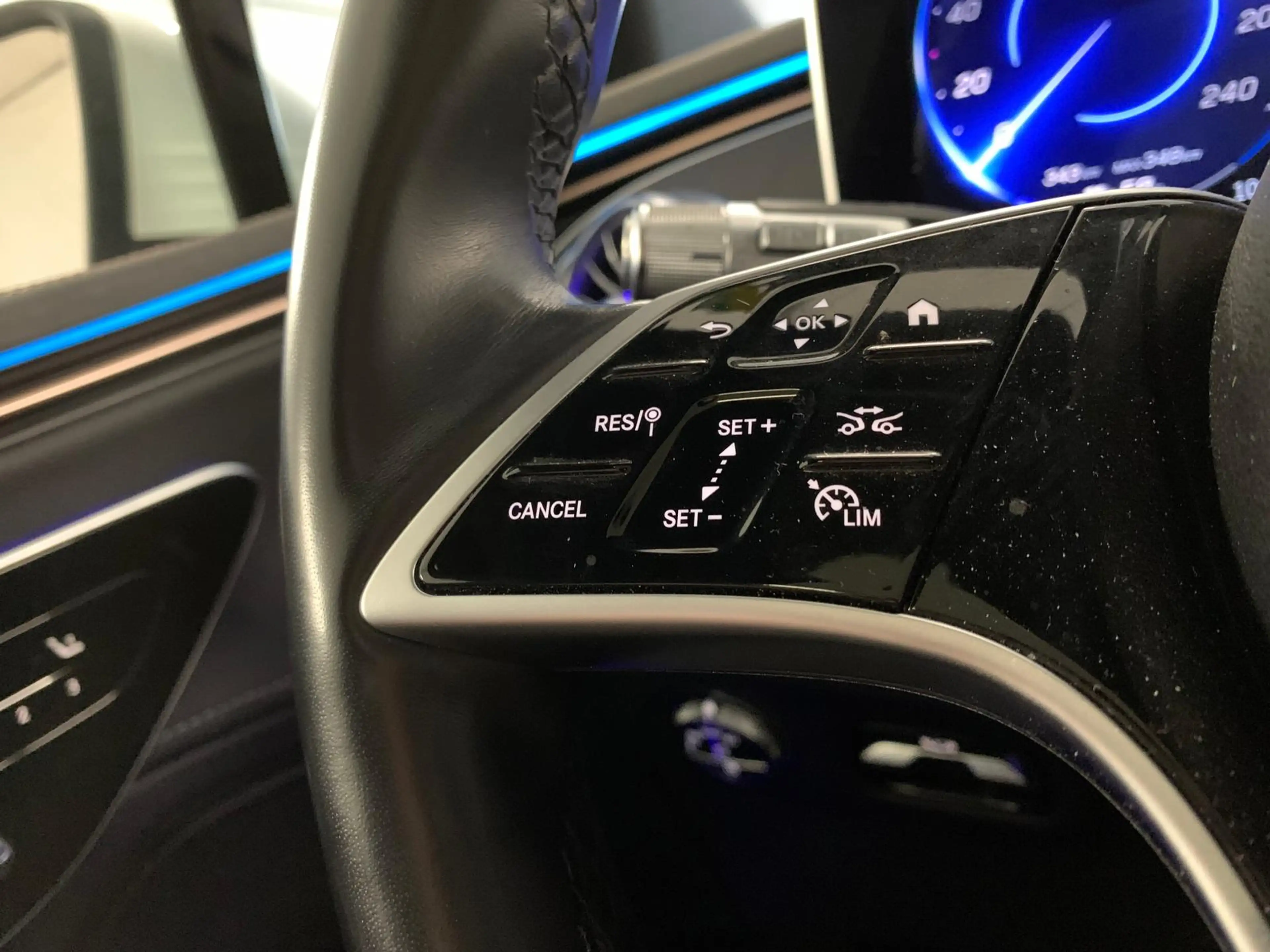 Mercedes-Benz EQS SUV EQS 450+ SUV 7 Si DISTRONIC/PANO/AHK/AIR/21ZOLL — photo 15