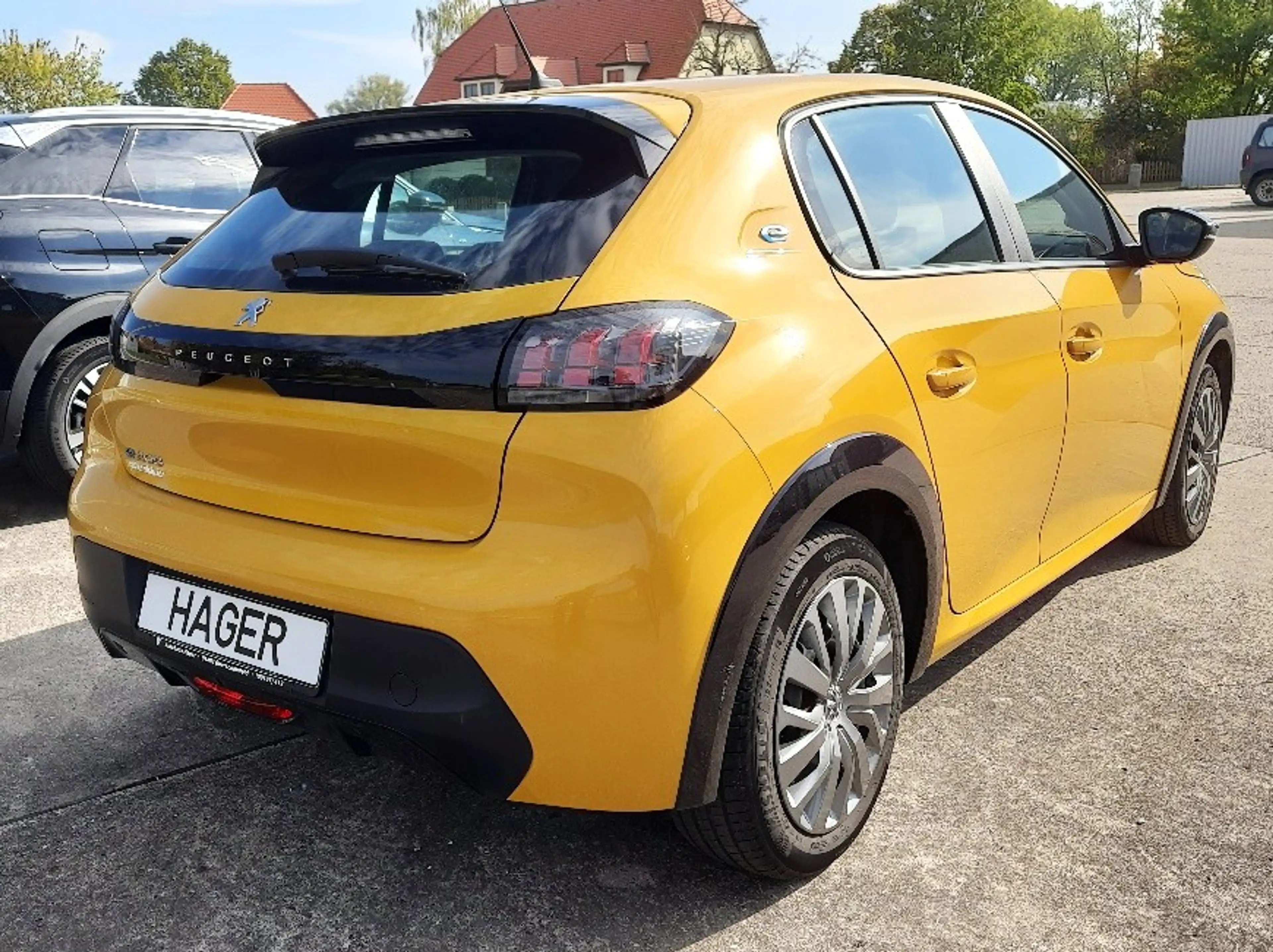 Peugeot 208 E-ACTIVE DAB Sitzheizung Tempomat Navigationssystem — photo 4